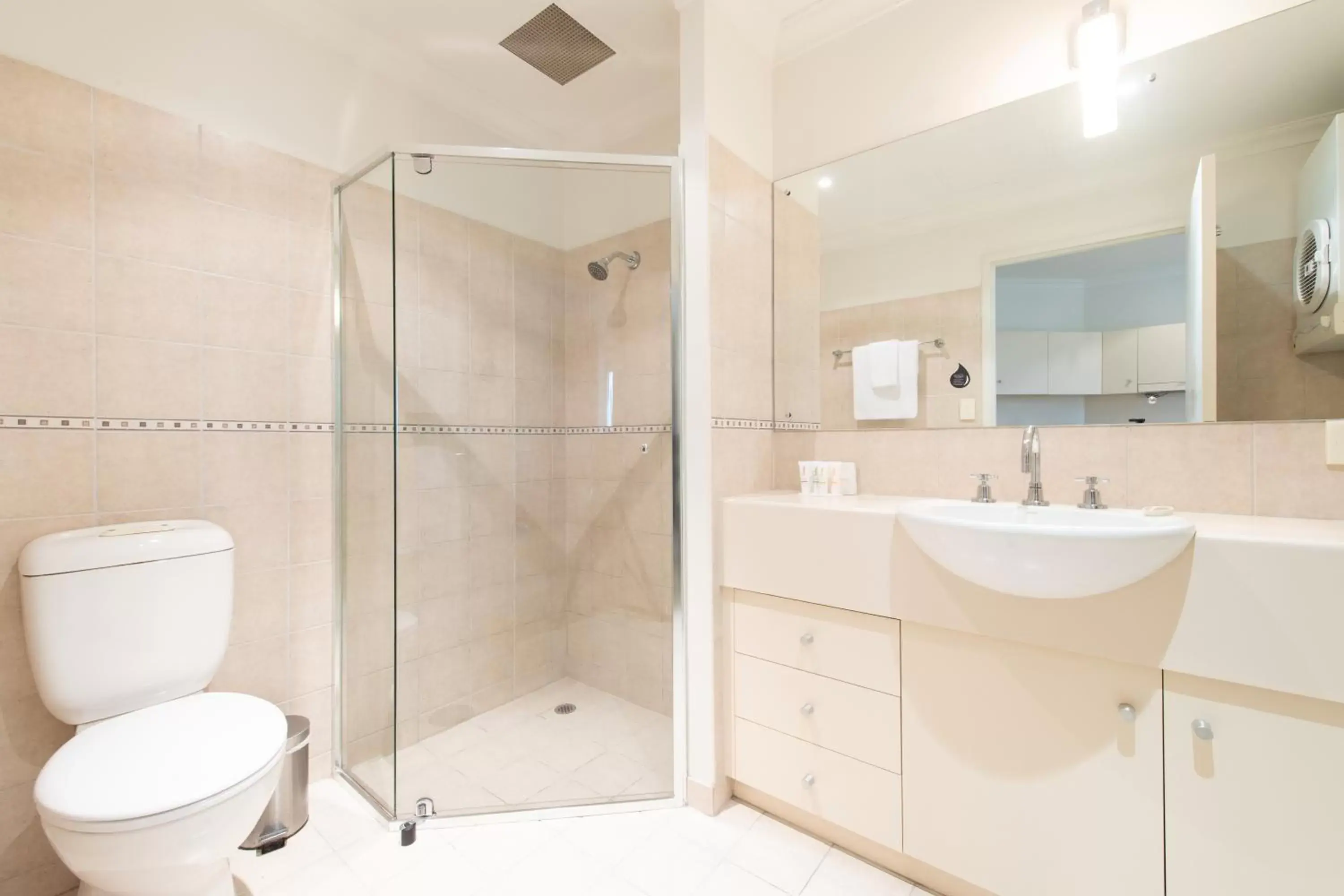 Shower, Bathroom in Mawson Lakes Hotel