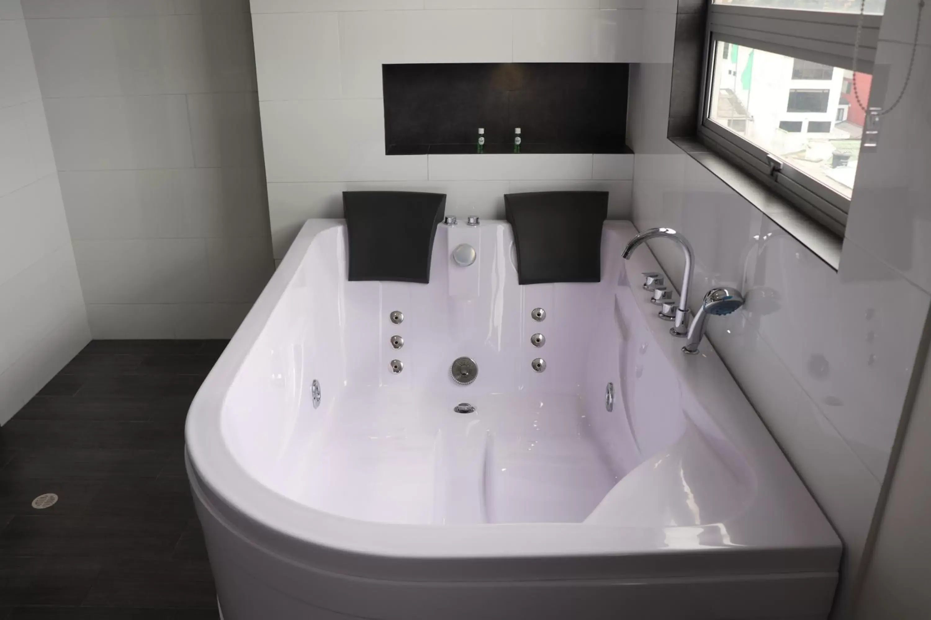 Hot Tub, Bed in Hotel Bogota DC Hot Tub, Bed in Hotel Bogota DC