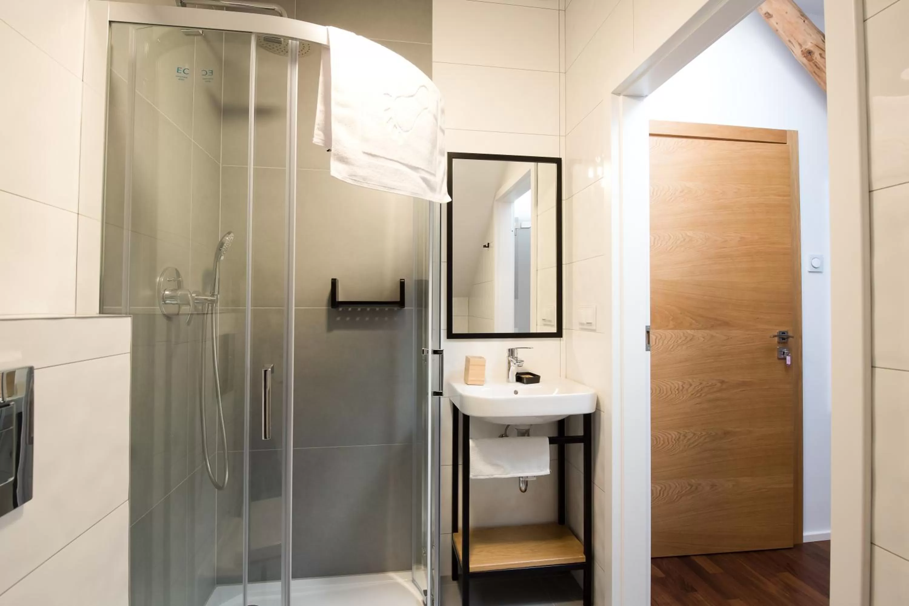 Bathroom in Salon Win Wine Bar & Apartments