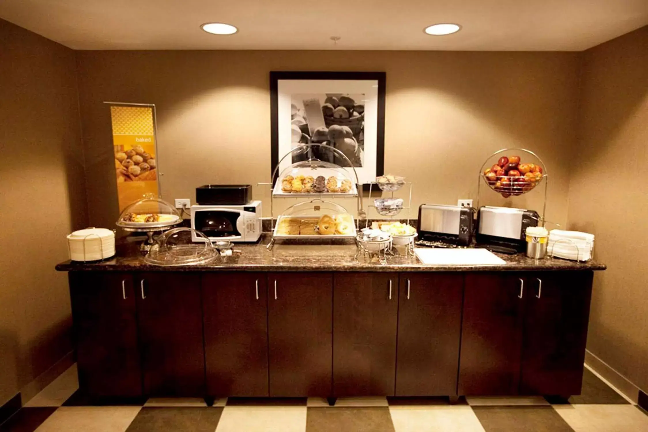 Dining area, Food in Hampton Inn & Suites by Hilton Seattle/Kent