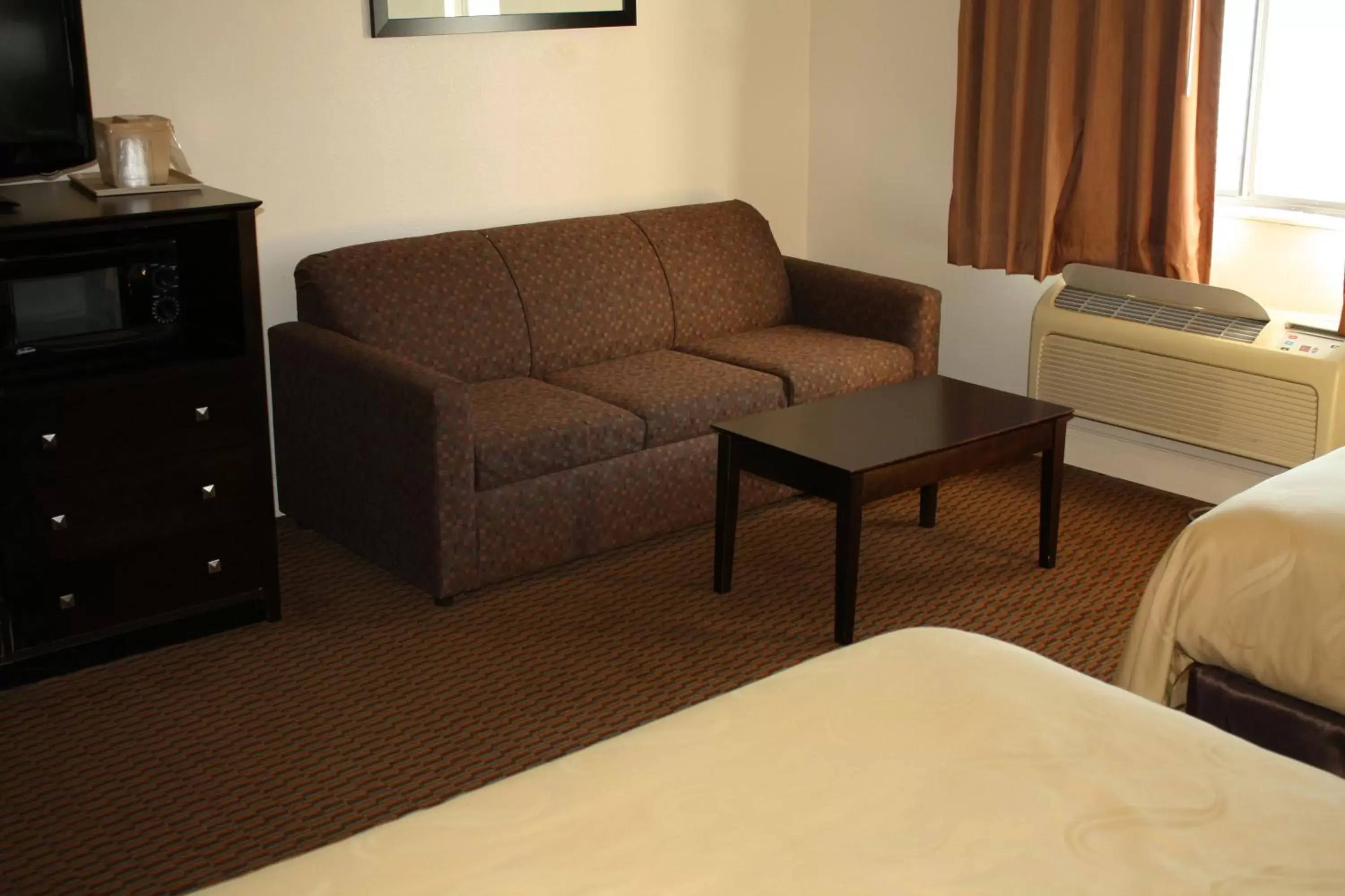 Bedroom, Seating Area in Quality Inn & Suites Wichita Falls I-44