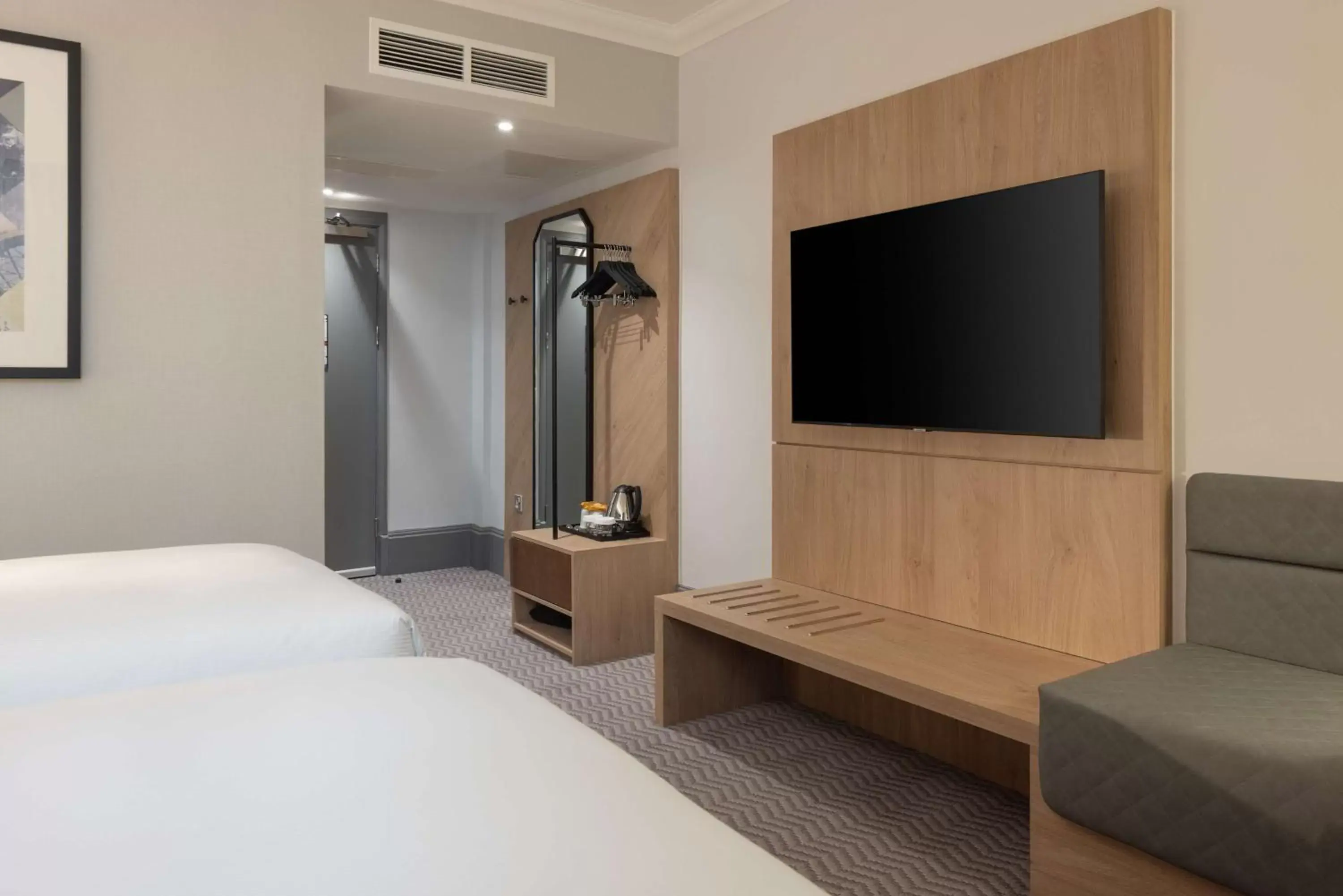 Bed, TV/Entertainment Center in Hilton Nottingham Hotel