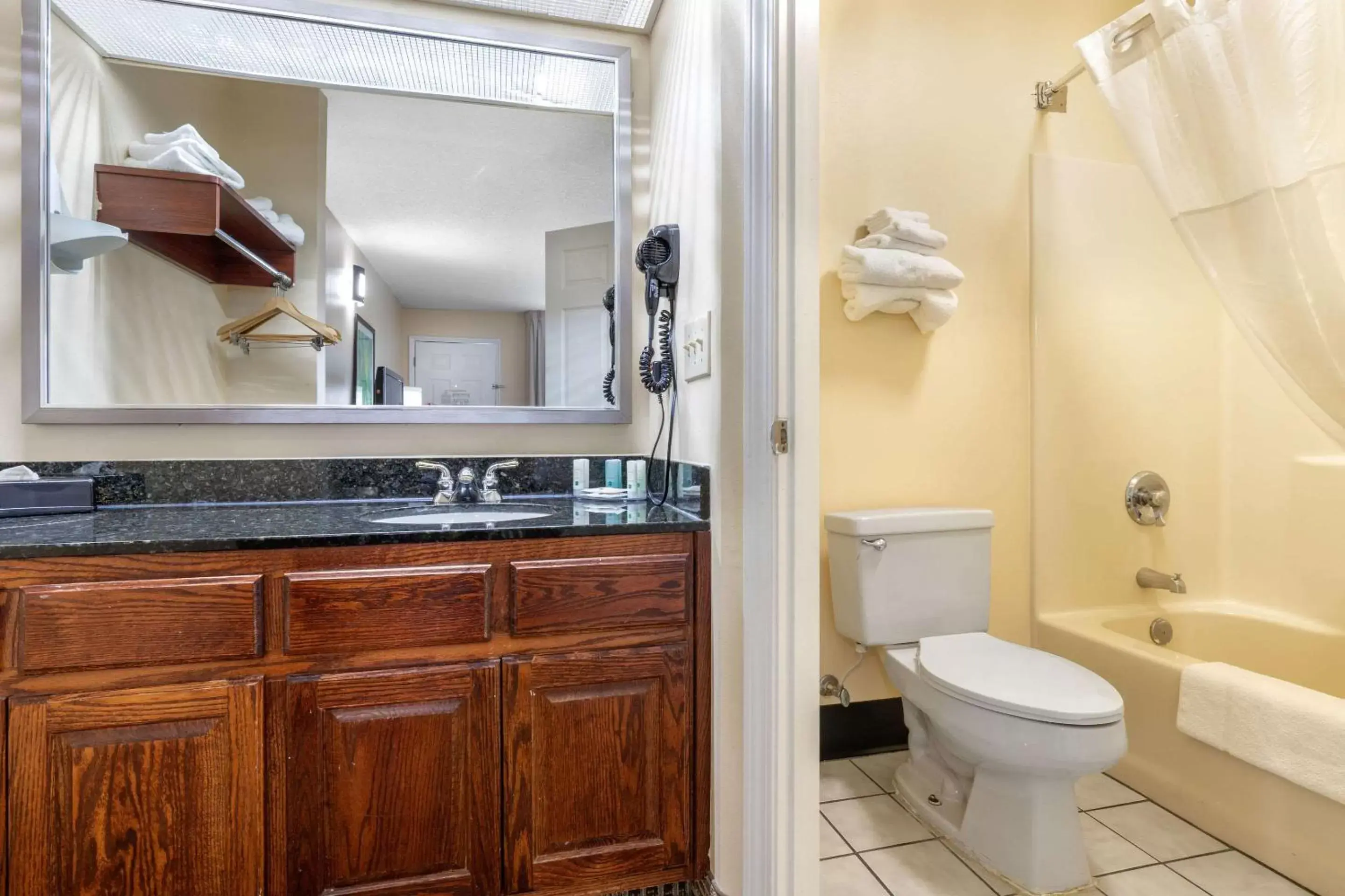 Photo of the whole room, Bathroom in Quality Inn Cheraw