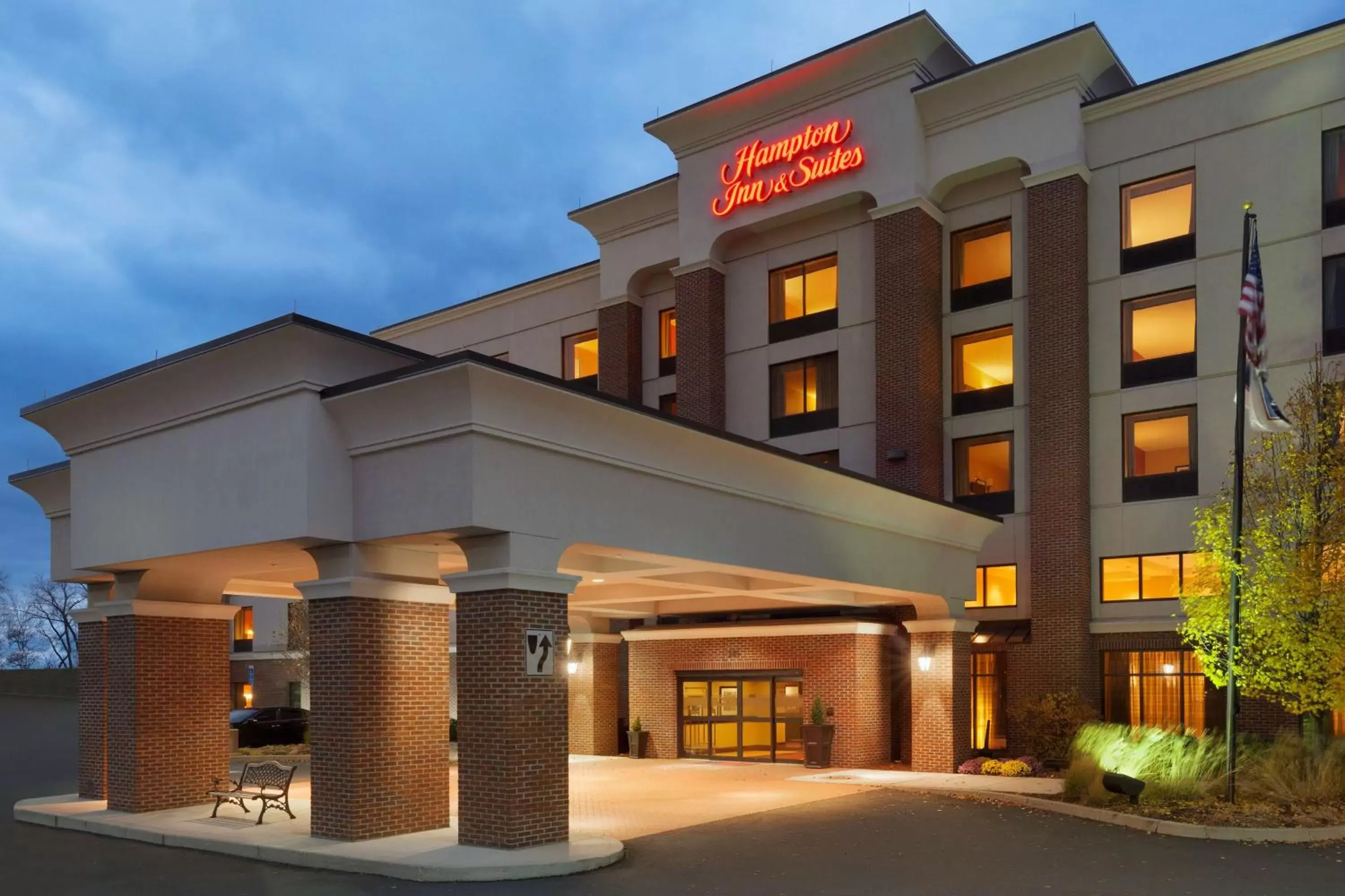 Property Building in Hampton Inn & Suites East Hartford