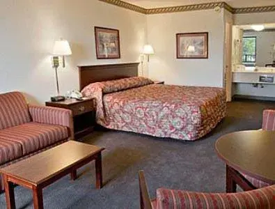 Bed in Days Inn by Wyndham Hendersonville