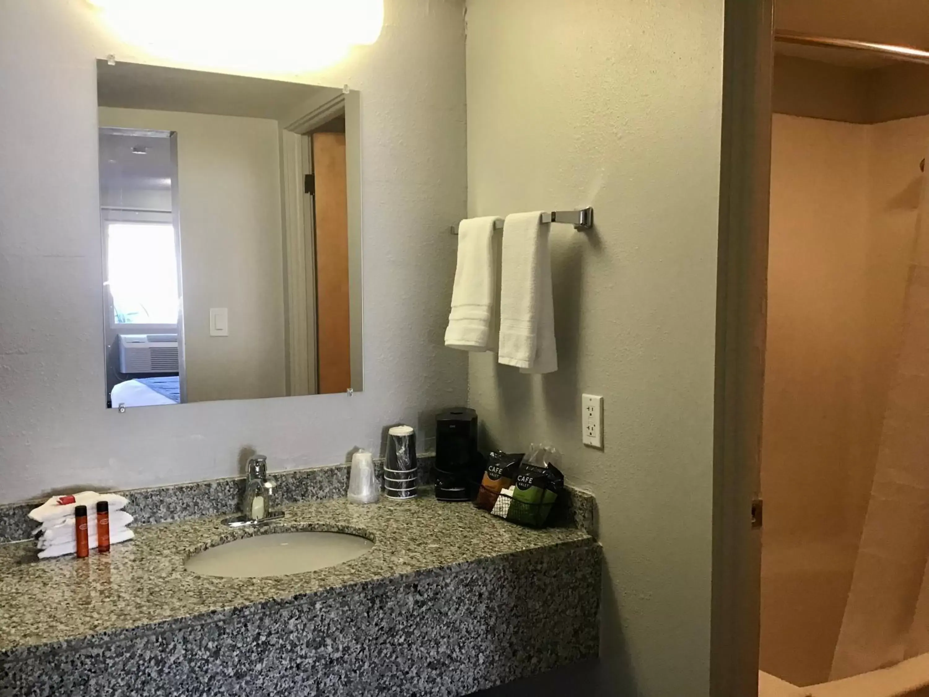 Bathroom in Travelodge Inn & Suites by Wyndham Missoula University Park
