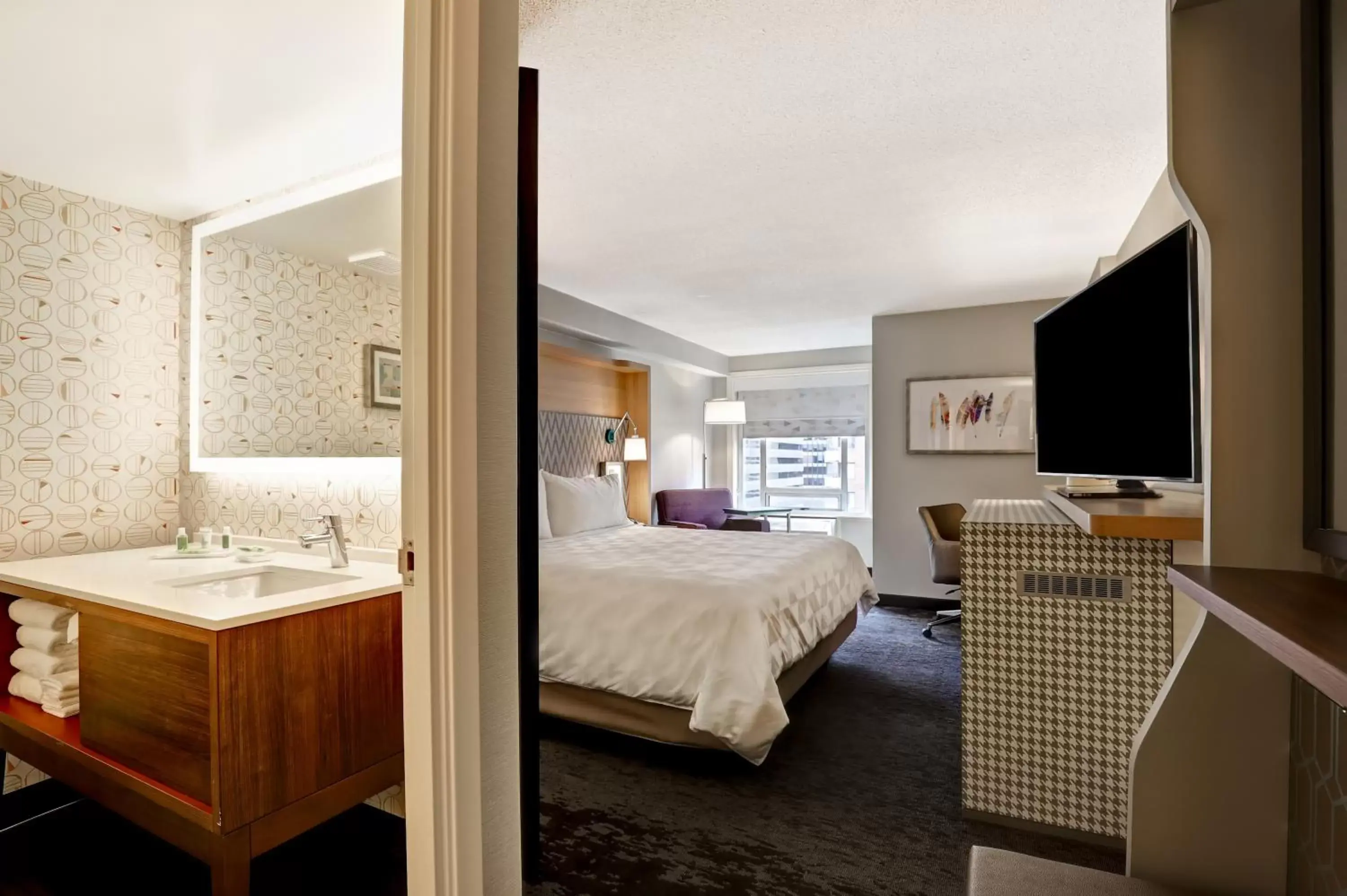 Bathroom, Bed in Holiday Inn - Ottawa Dwtn - Parliament Hill, an IHG Hotel