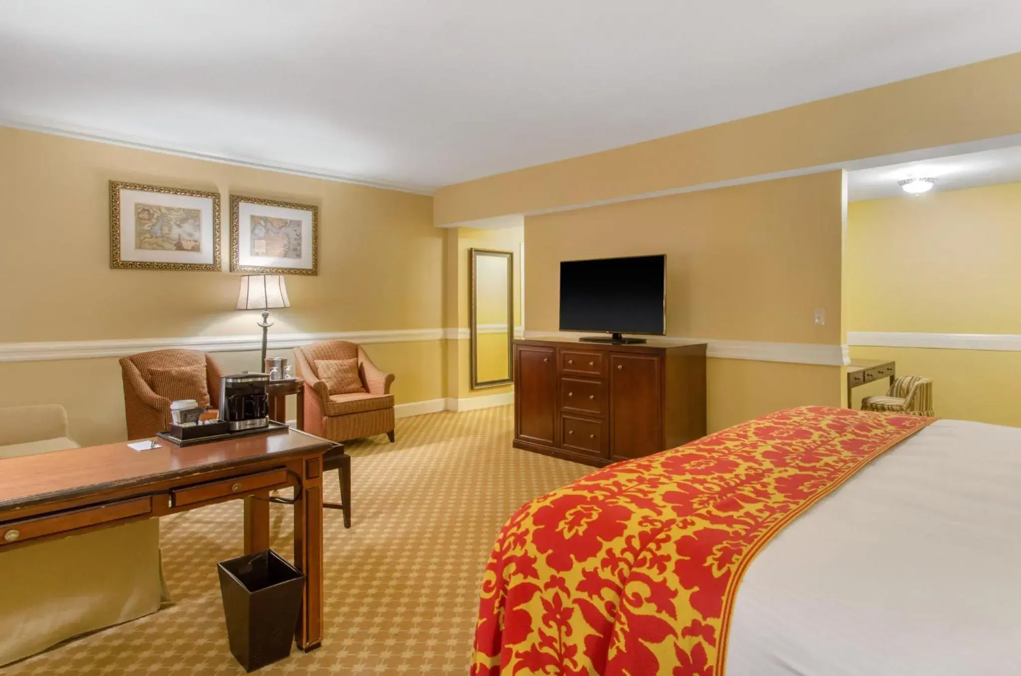 Bedroom, TV/Entertainment Center in Boston Omni Parker House Hotel