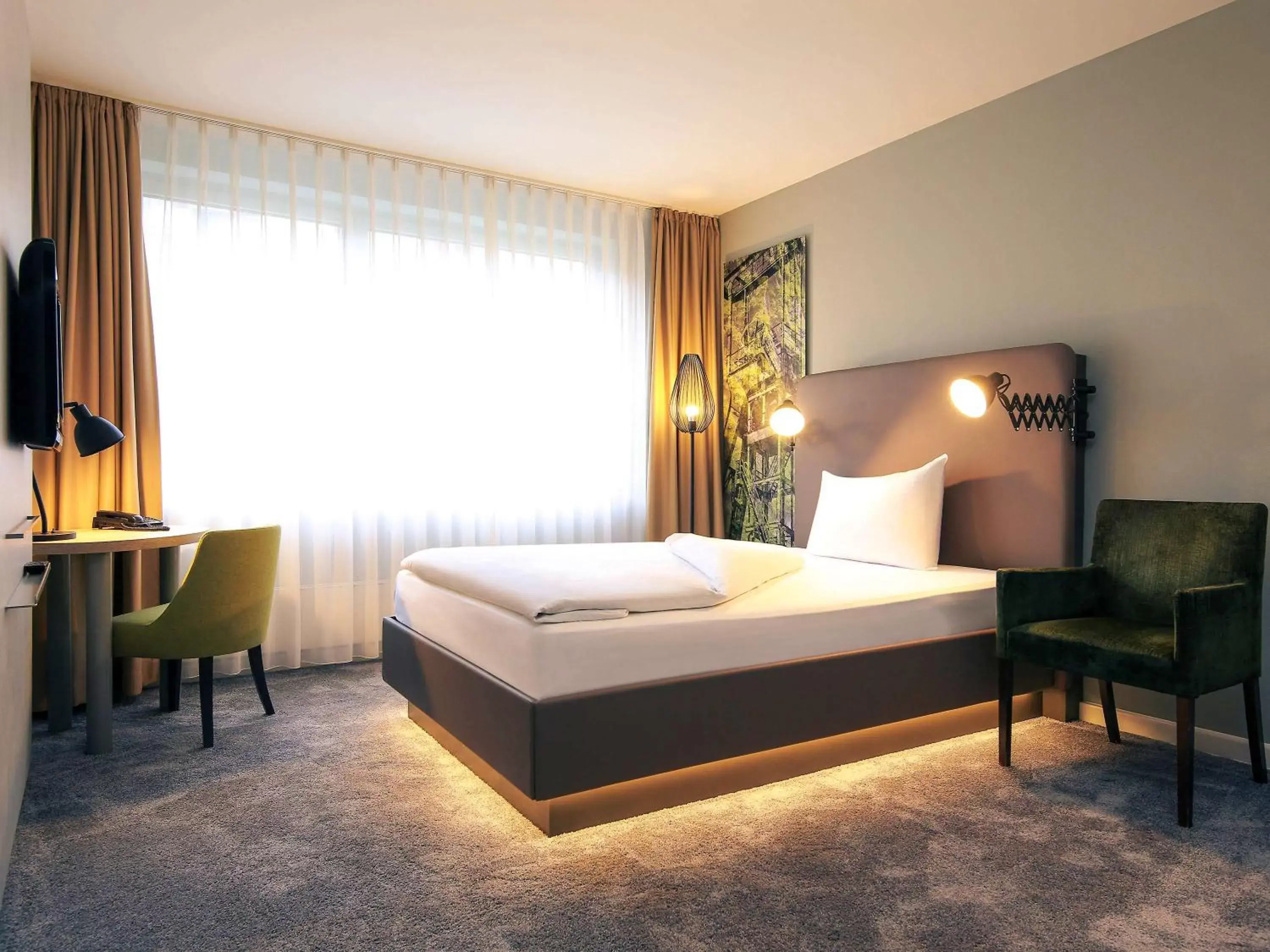 Photo of the whole room, Bed in Mercure Hotel Plaza Essen