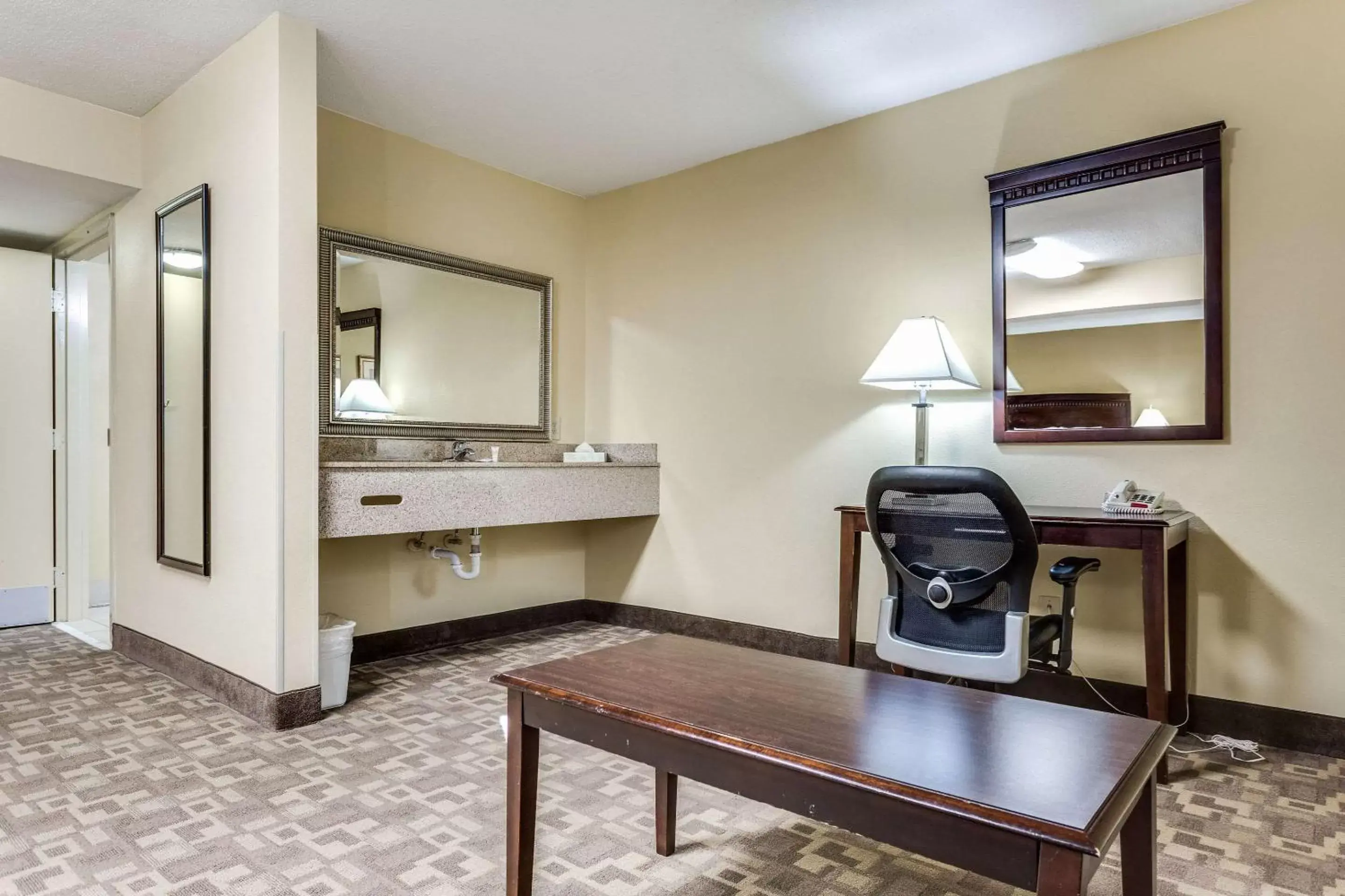 Photo of the whole room, Kitchen/Kitchenette in Quality Inn