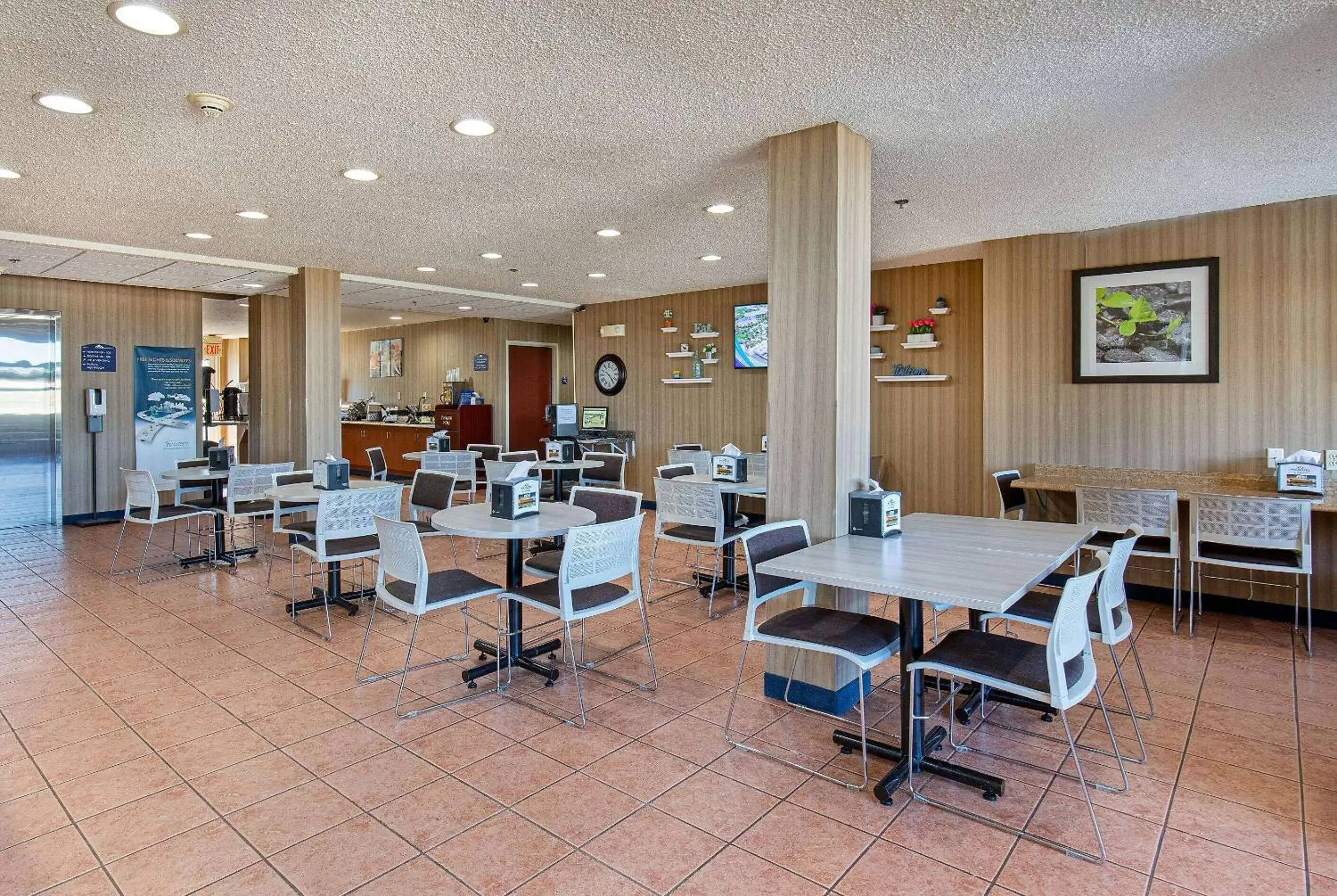 Lobby or reception, Restaurant/Places to Eat in Microtel Inn & Suites by Wyndham Dry Ridge