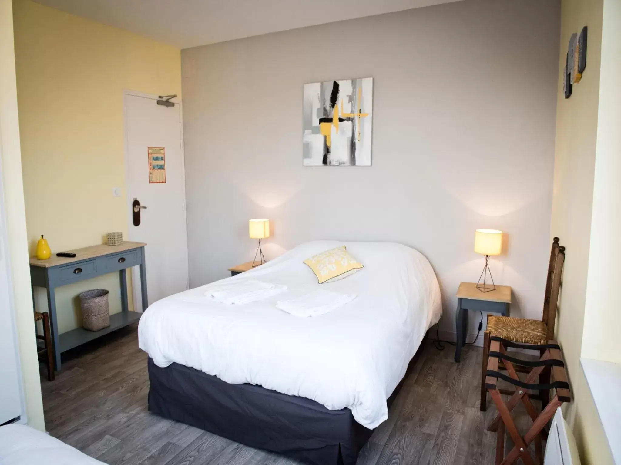 Bedroom, Bed in Logis Hotel Restaurant Le Relais Fleuri