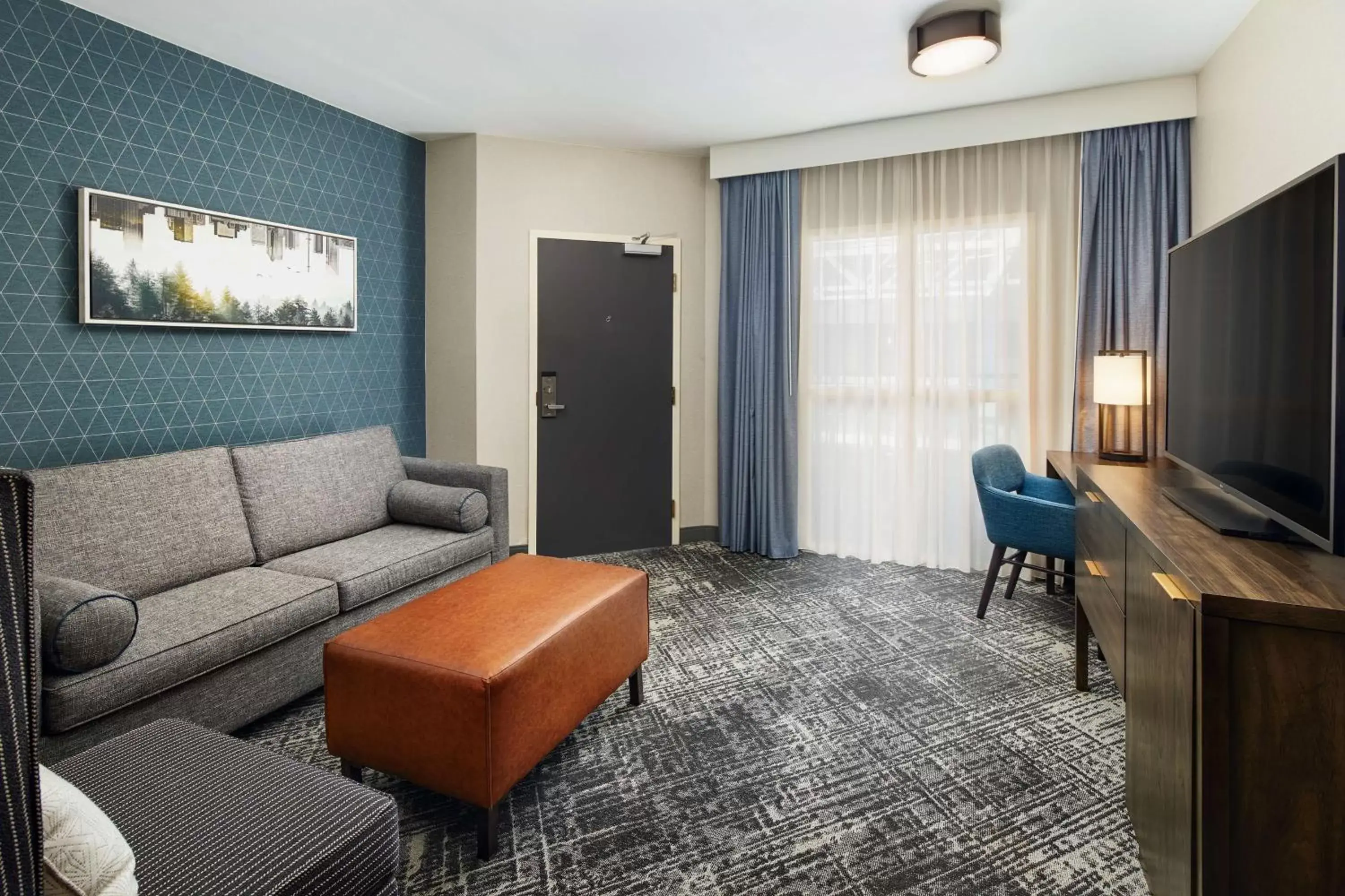 Living room, Seating Area in Hilton Charlotte Airport Hotel