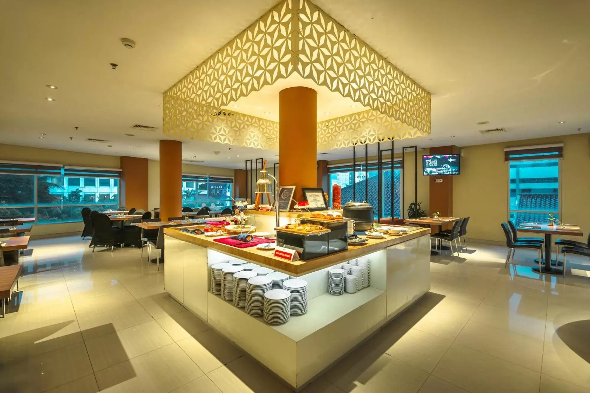 Restaurant/places to eat in CROWN PRINCE Hotel Surabaya Managed by Midtown Indonesia