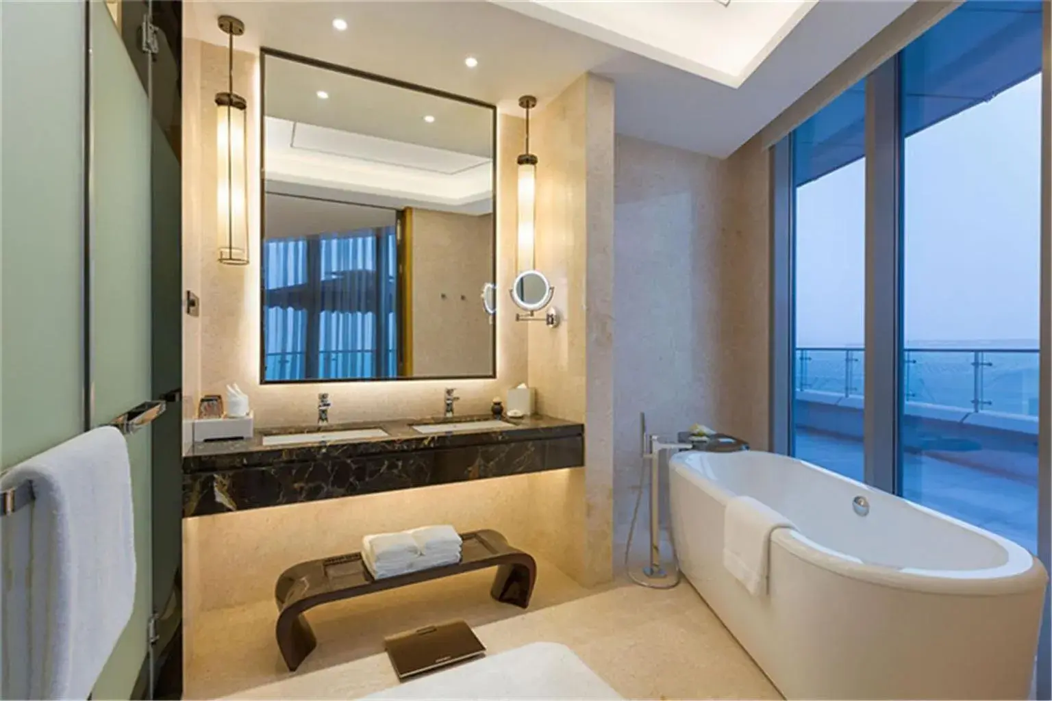 Property building, Bathroom in Wyndham Chongqing Yuelai