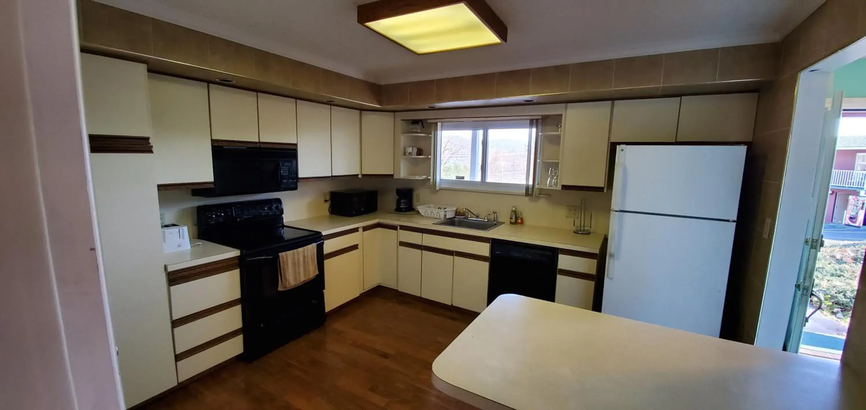 Kitchen/Kitchenette in Pinebrook Motel