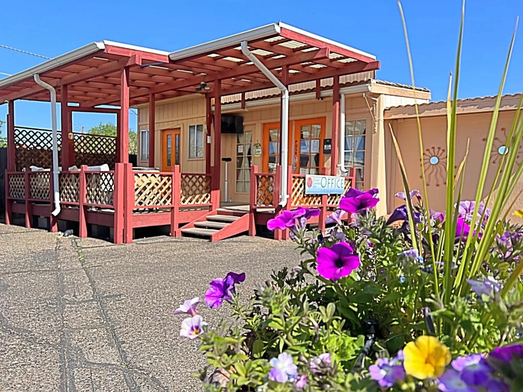 Property building in 1 or 3 Bedroom Apartment with Full Kitchen