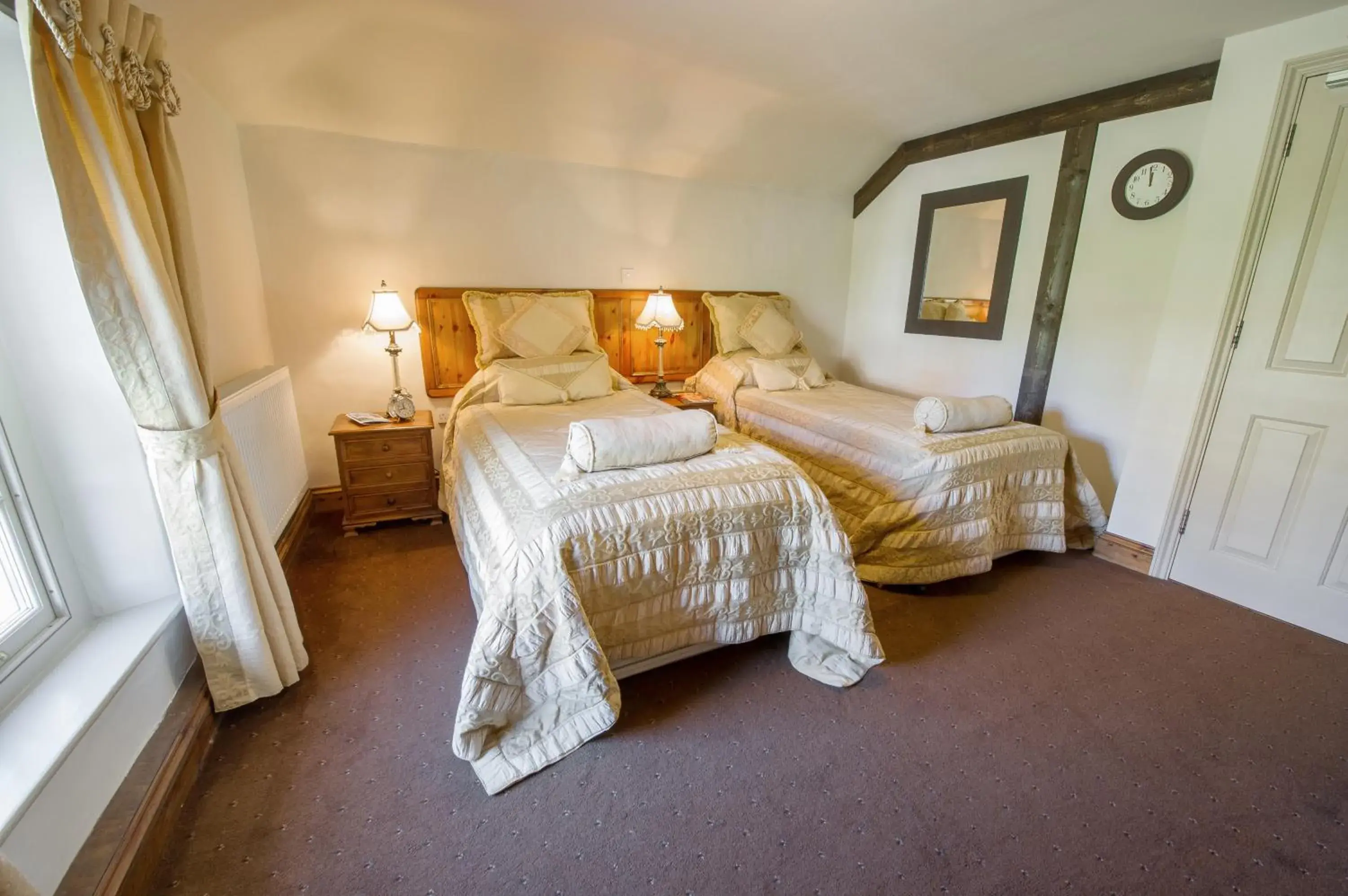 Bedroom, Bed in The King William IV Country Inn & Restaurant