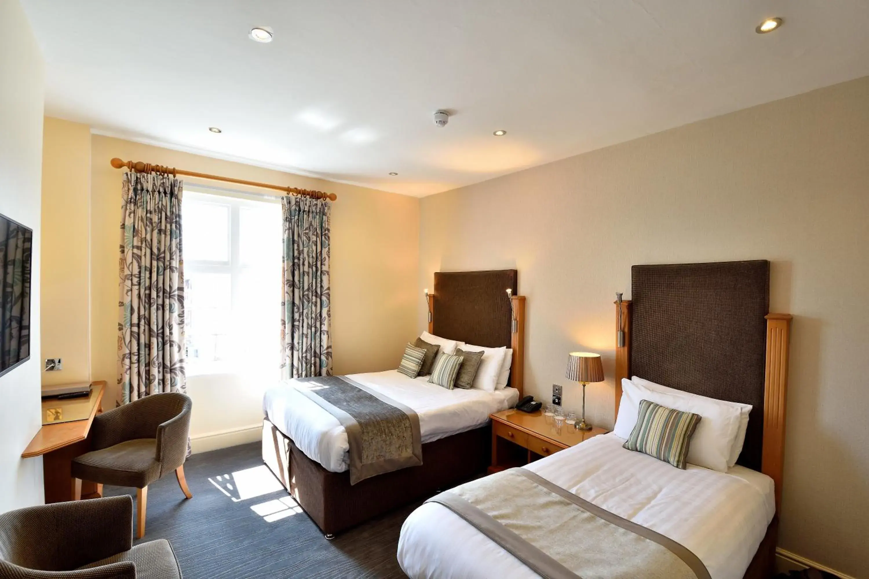 Bed, Room Photo in Queens Court Hotel