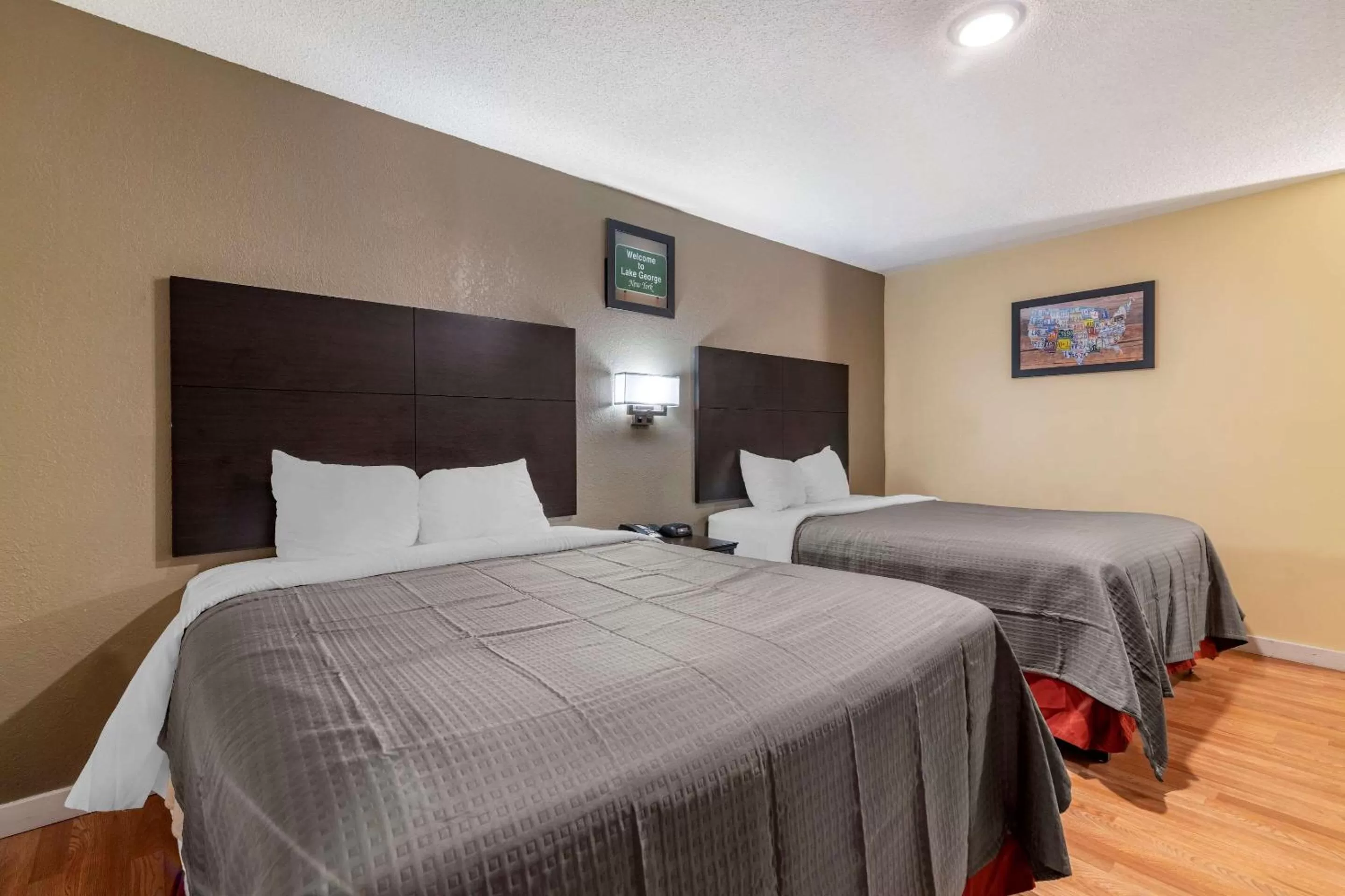 Photo of the whole room, Bed in Rodeway Inn Lake George Outlets