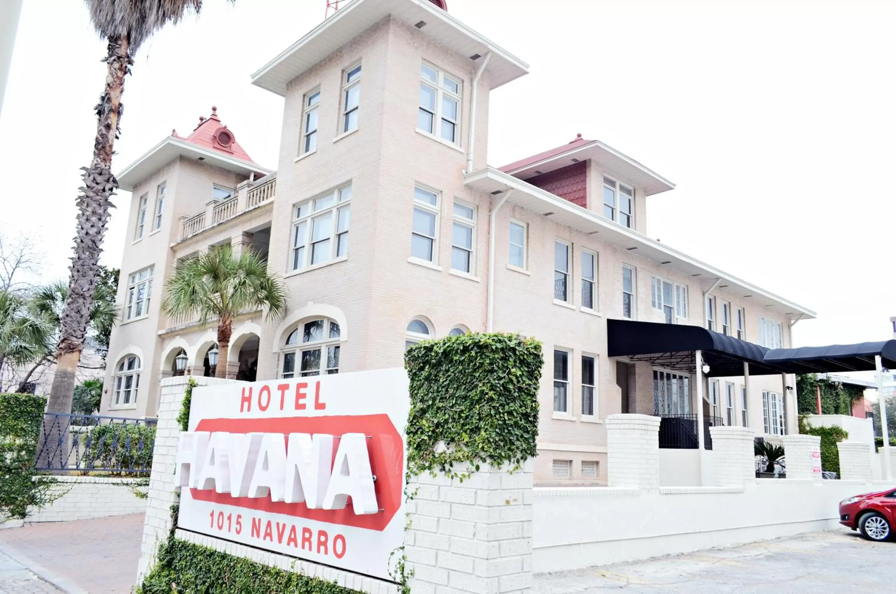 Facade/entrance, Property Building in Hotel Havana