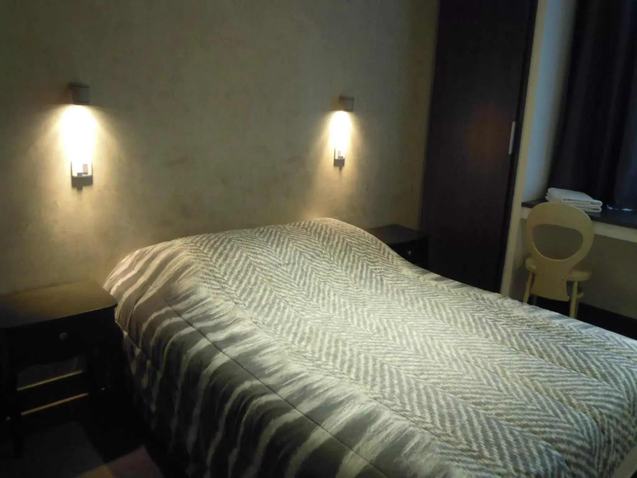 Bedroom, Bed in HOTEL DE LA POMME D'OR