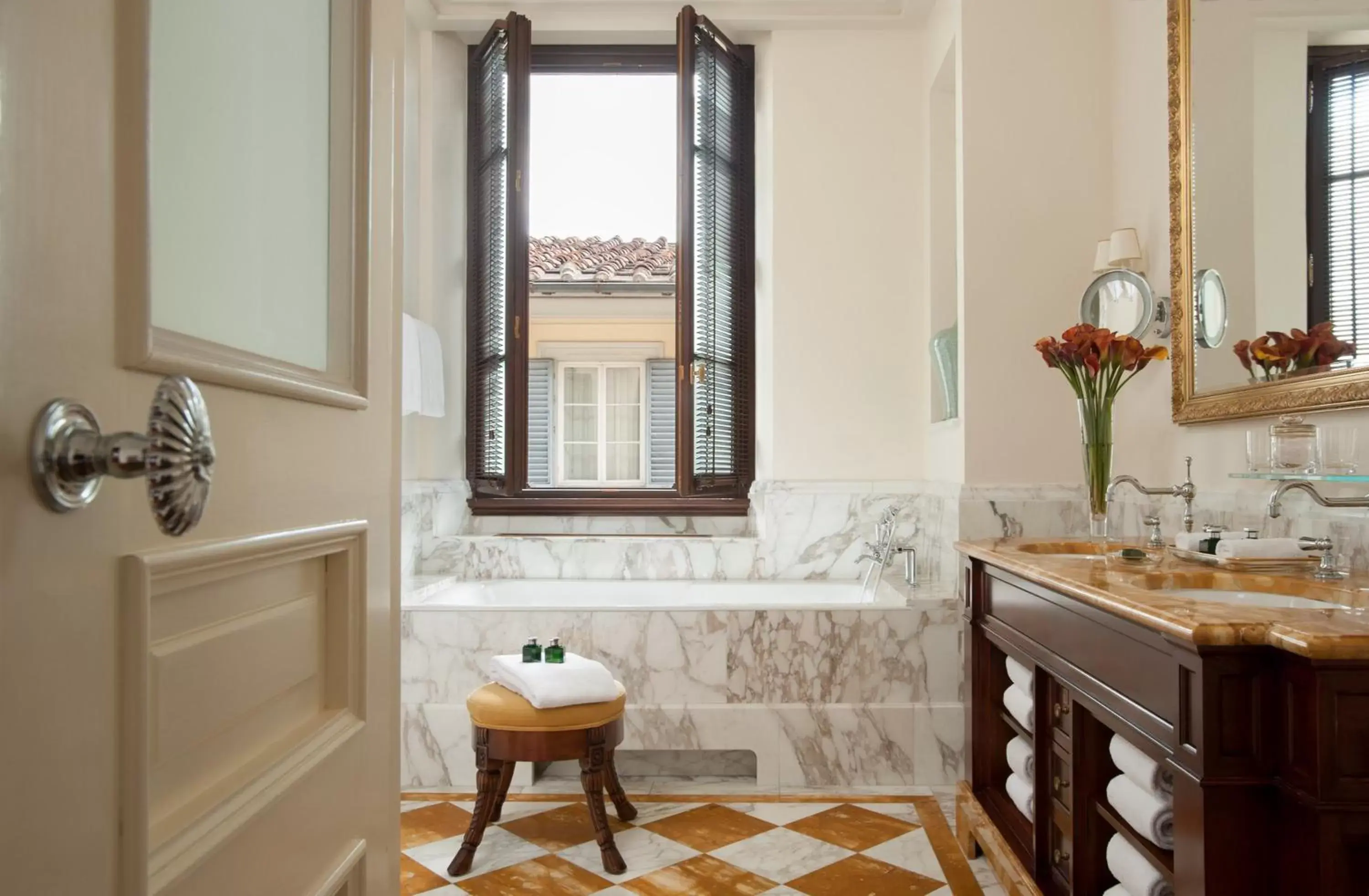 Bathroom, Seating Area in Four Seasons Hotel Firenze