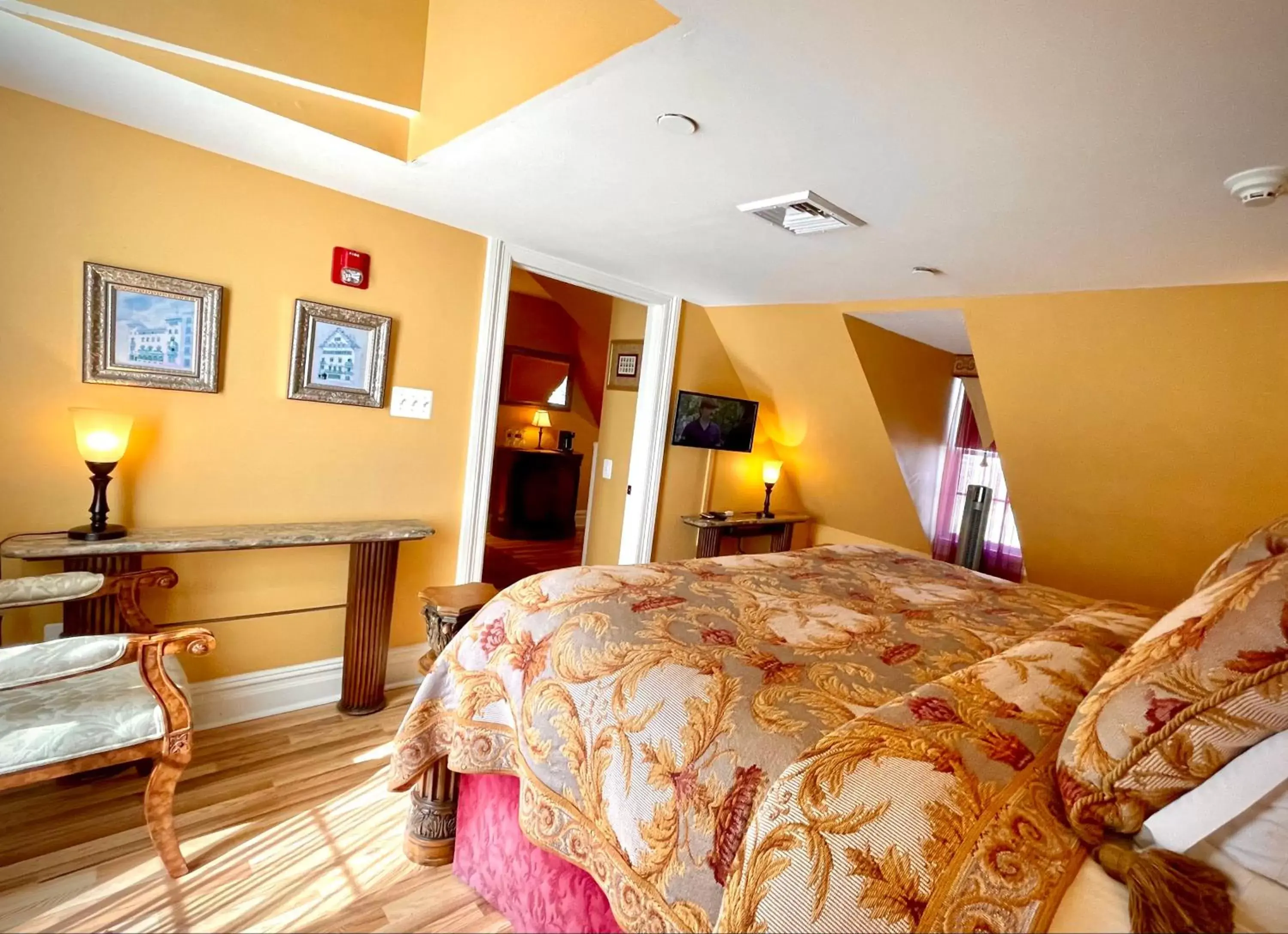 Bed in Atlantis Inn Hotel