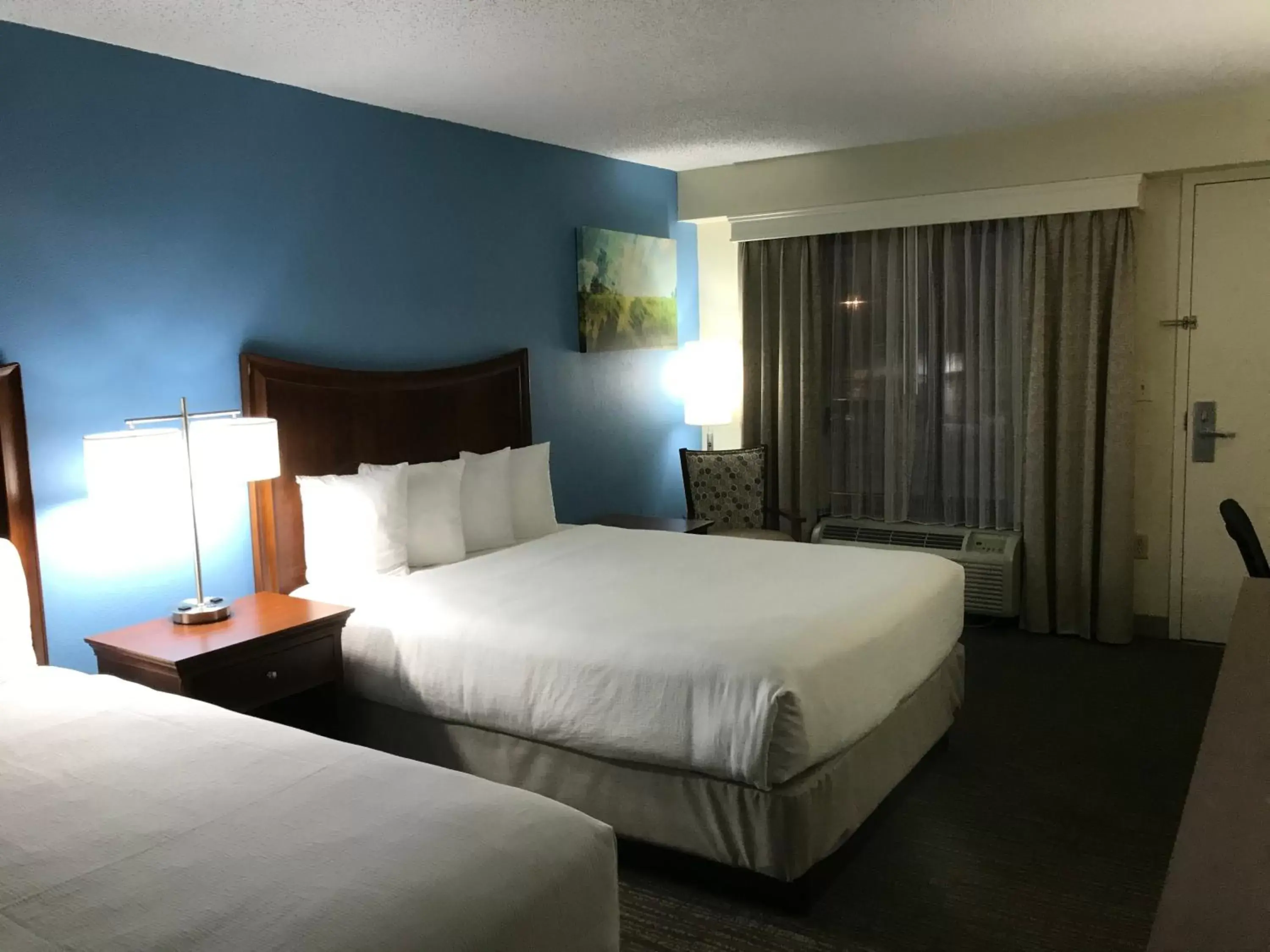 Bed in Best Western Inn & Suites Monroe