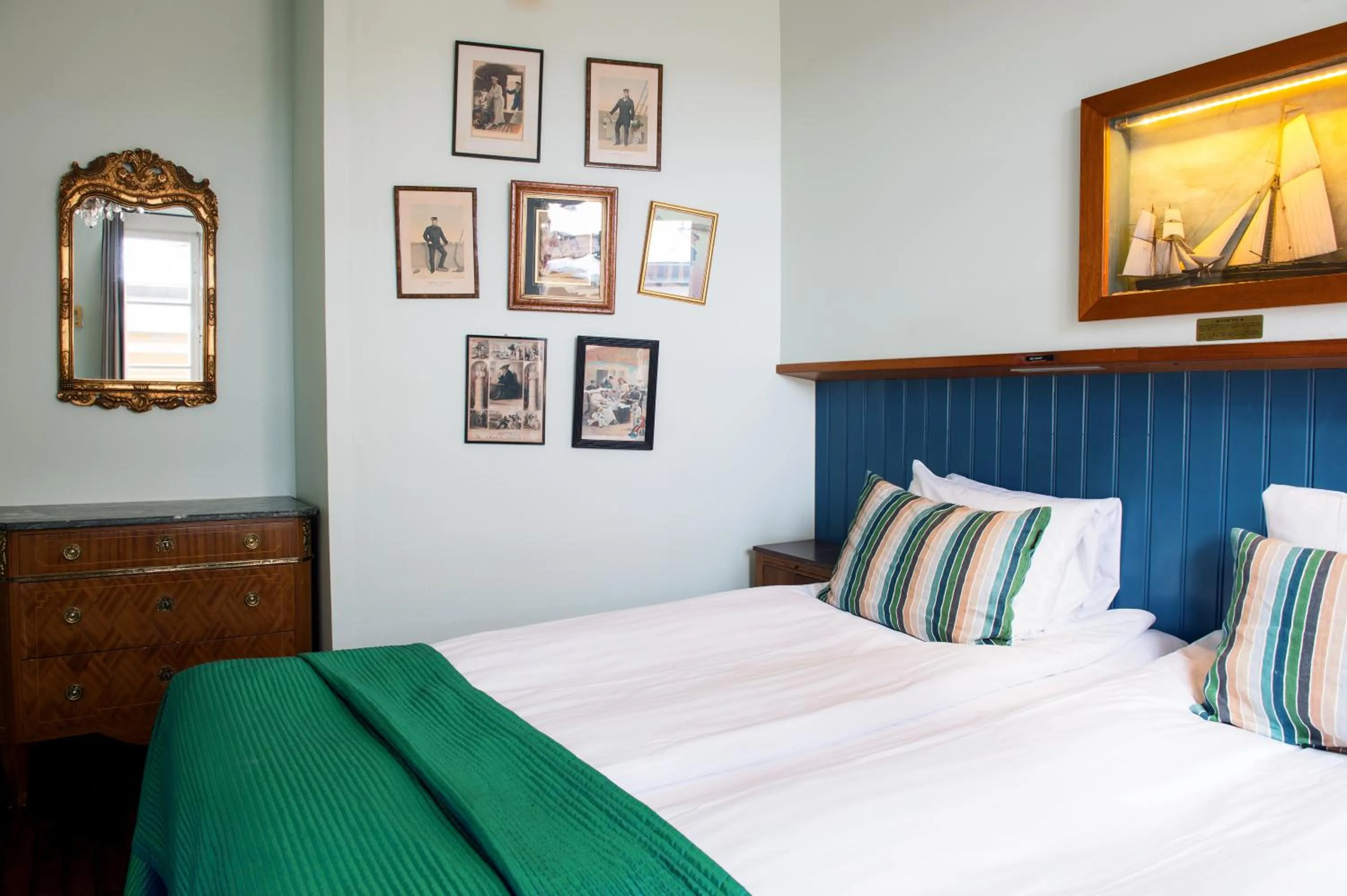 Bedroom, Bed in Lord Nelson Hotel