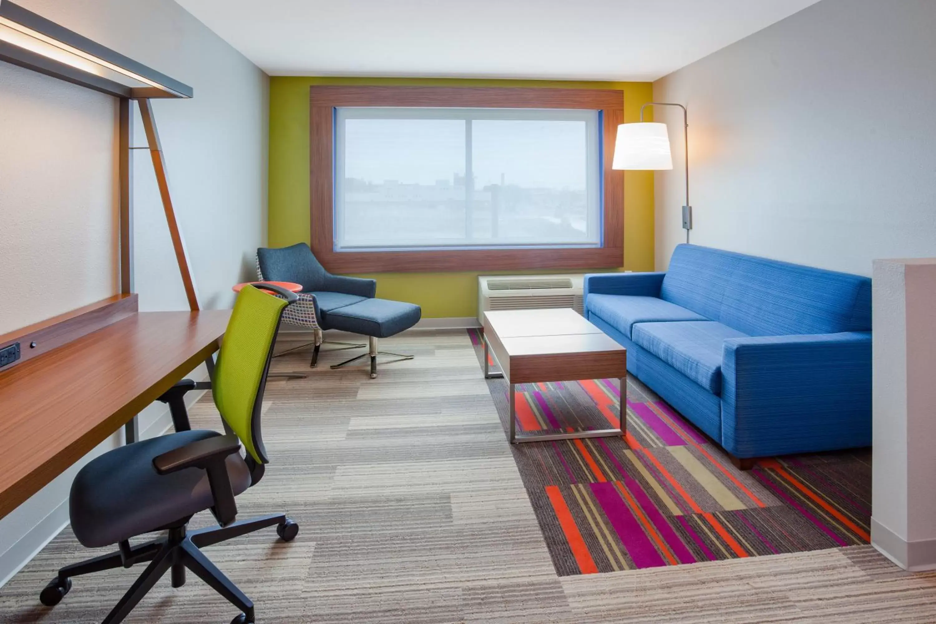 Photo of the whole room, Seating Area in Holiday Inn Express and Suites Des Moines Downtown, an IHG Hotel