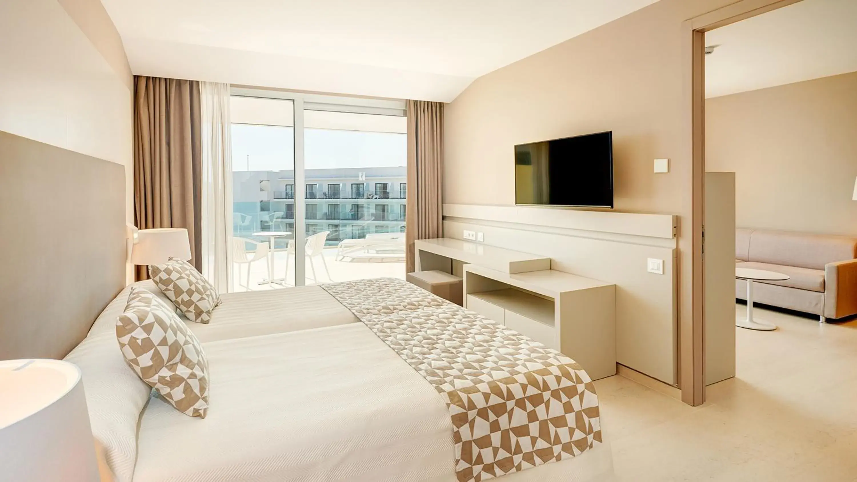 Photo of the whole room, Bed in Hipotels Gran Playa de Palma