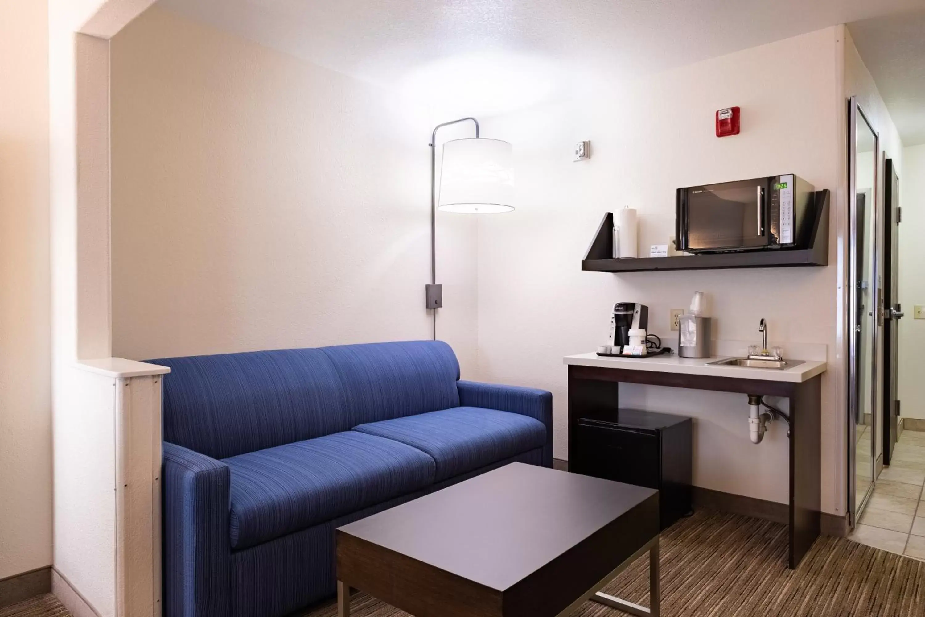 Photo of the whole room, Seating Area in Holiday Inn Express Hotel & Suites Evanston, an IHG Hotel