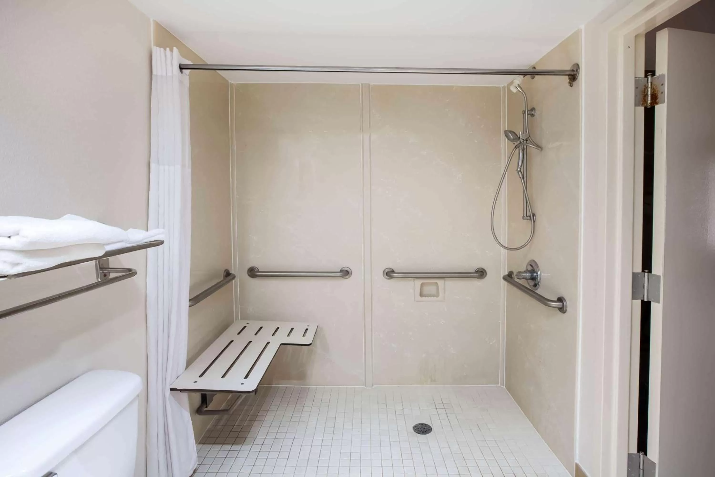 Queen Room - Disability Access in Days Inn & Suites by Wyndham Tyler