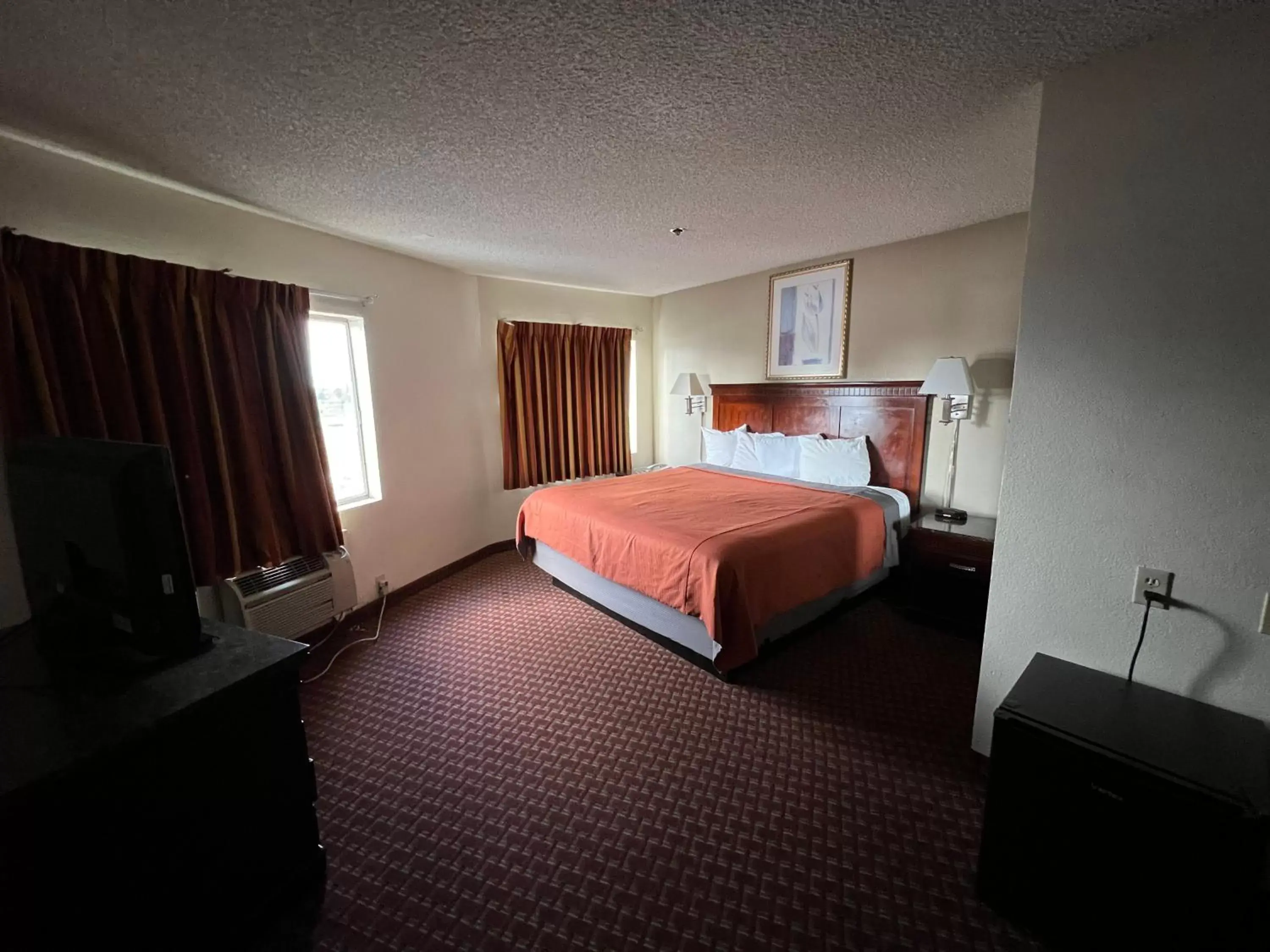 Bed in Days Inn & Suites by Wyndham Rancho Cordova Bed in Days Inn & Suites by Wyndham Rancho Cordova