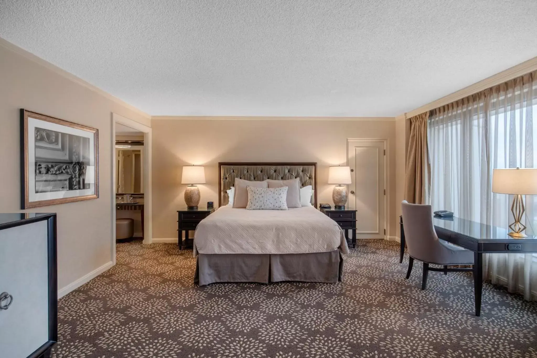 Photo of the whole room, Bed in Omni Las Colinas Hotel