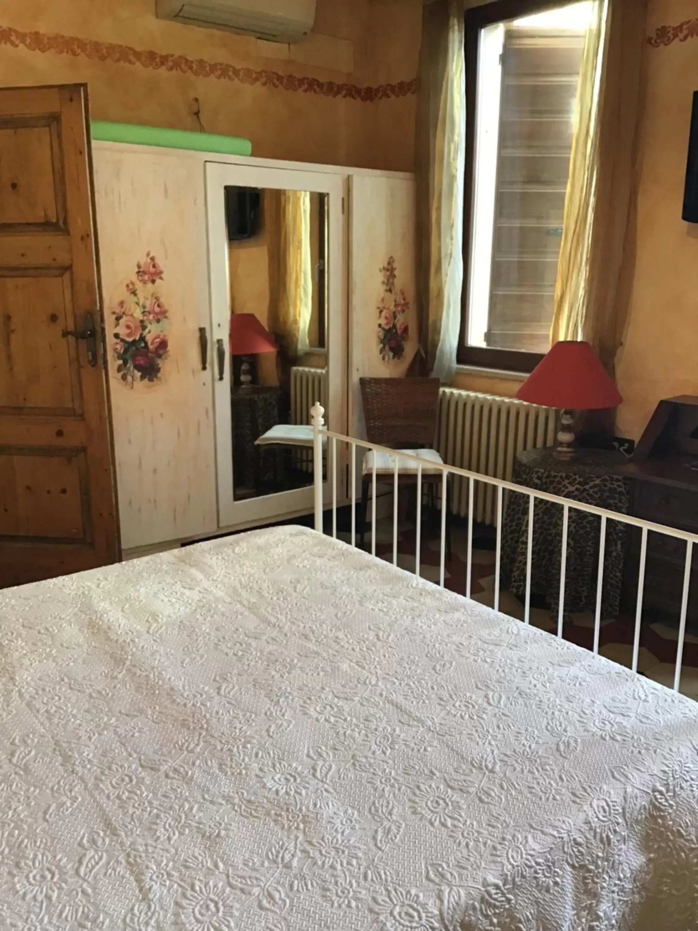 Photo of the whole room, Bed in B&B Polirone