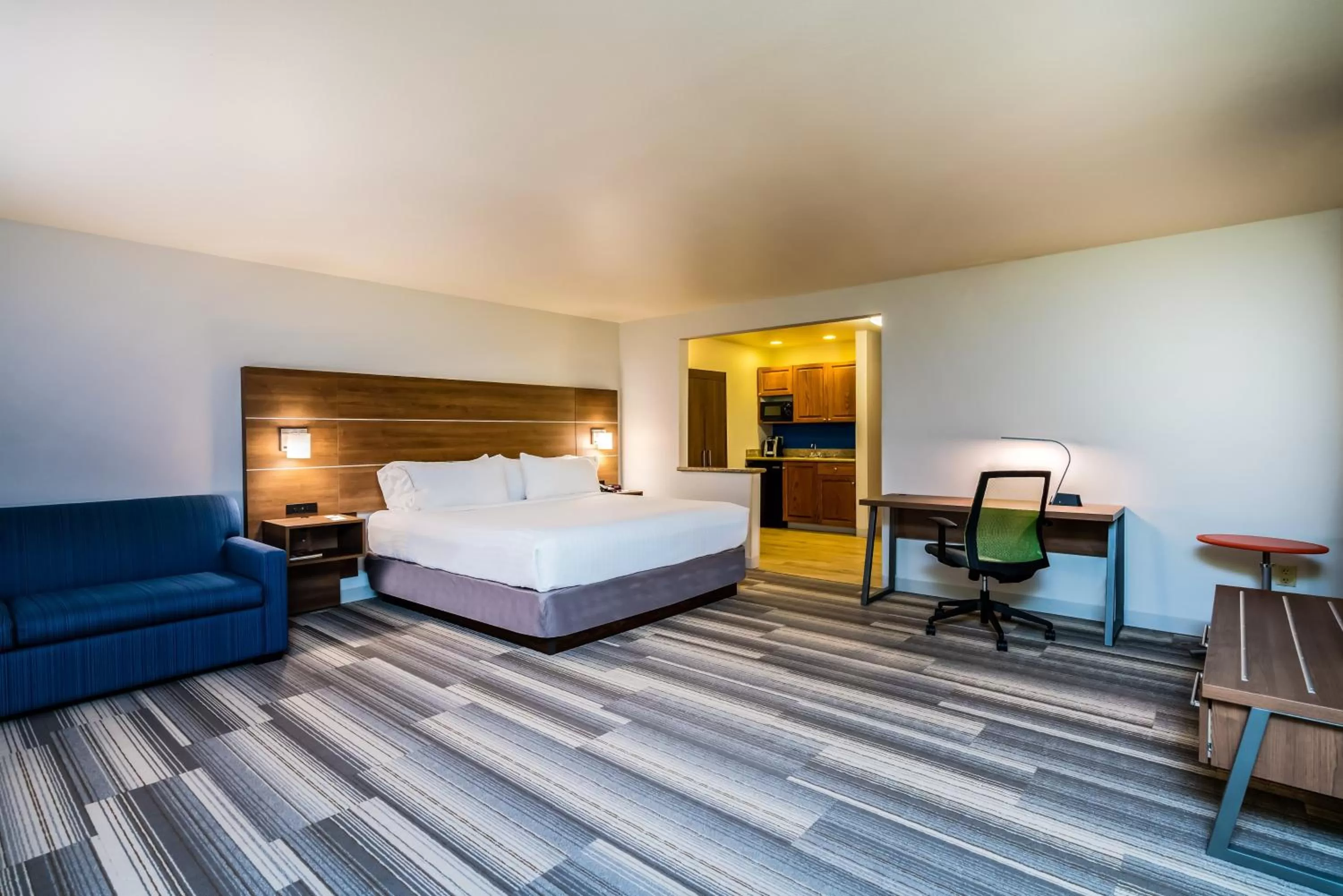 Photo of the whole room, Bed in Holiday Inn Express & Suites Rocky Mount Smith Mountain Lake, an IHG Hotel