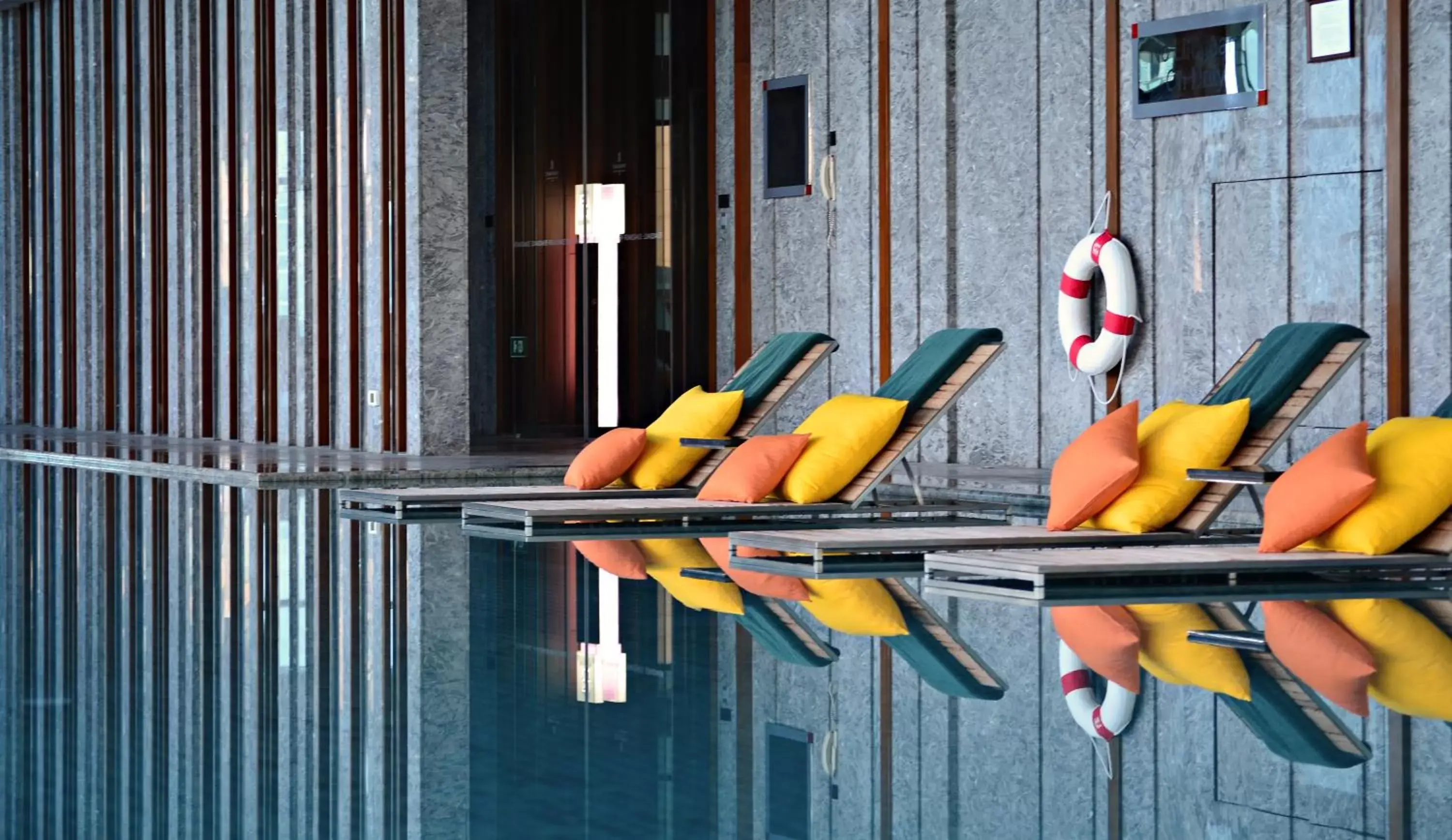 Swimming pool in Renaissance Bangkok Ratchaprasong Hotel