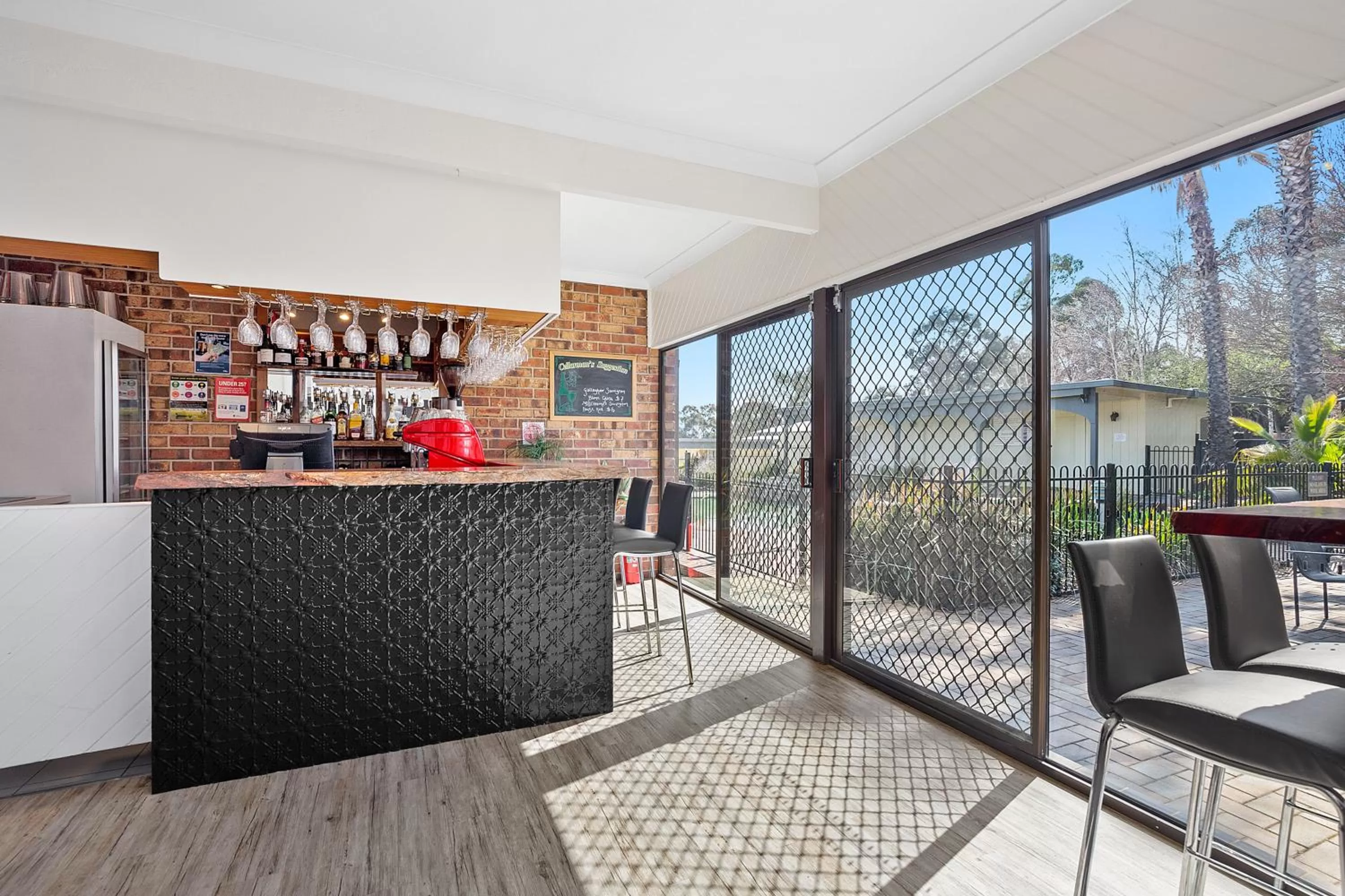 Lounge or bar in Thunderbird Motel Yass