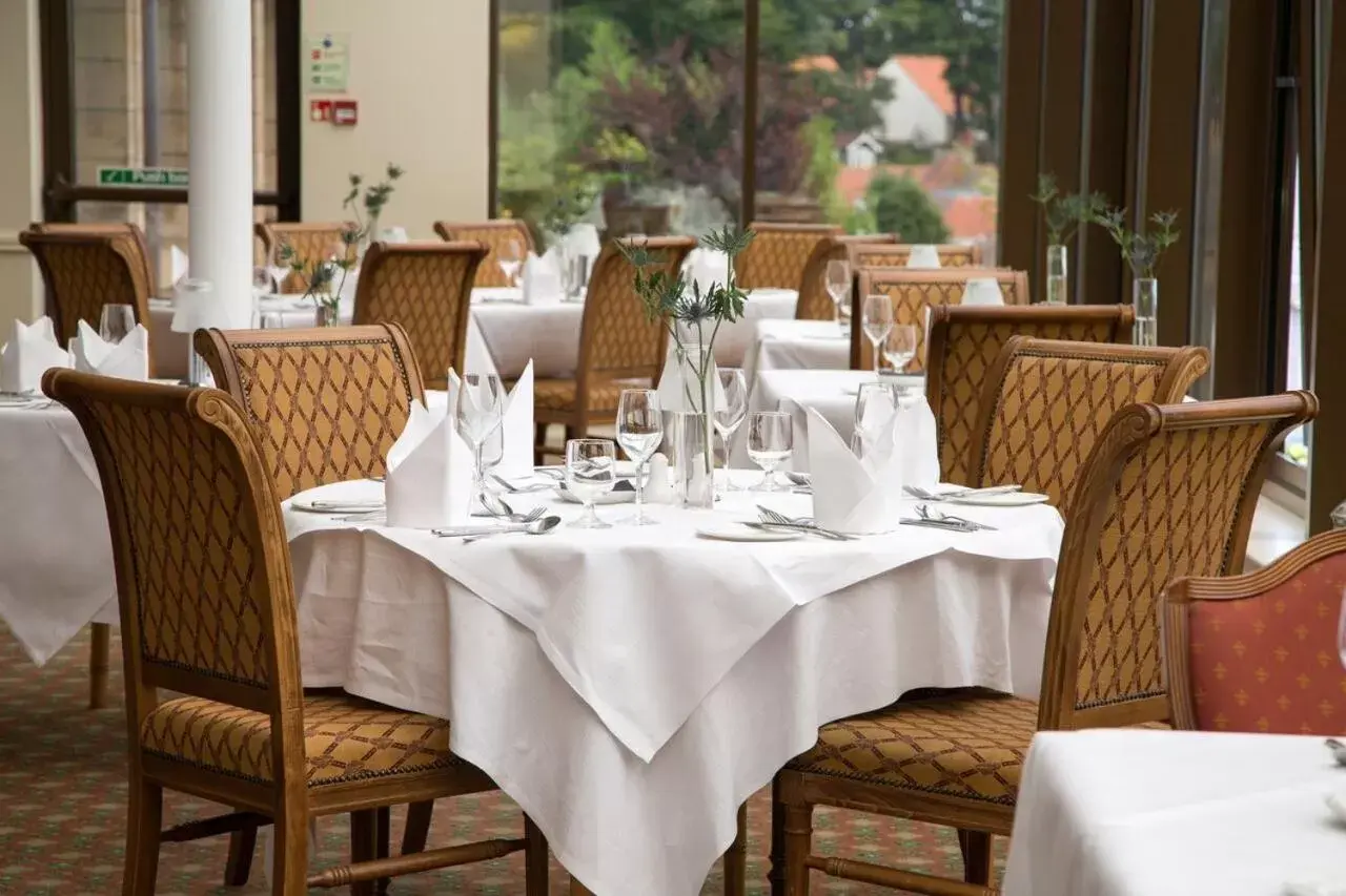 Restaurant/Places to Eat in Old Manor Hotel