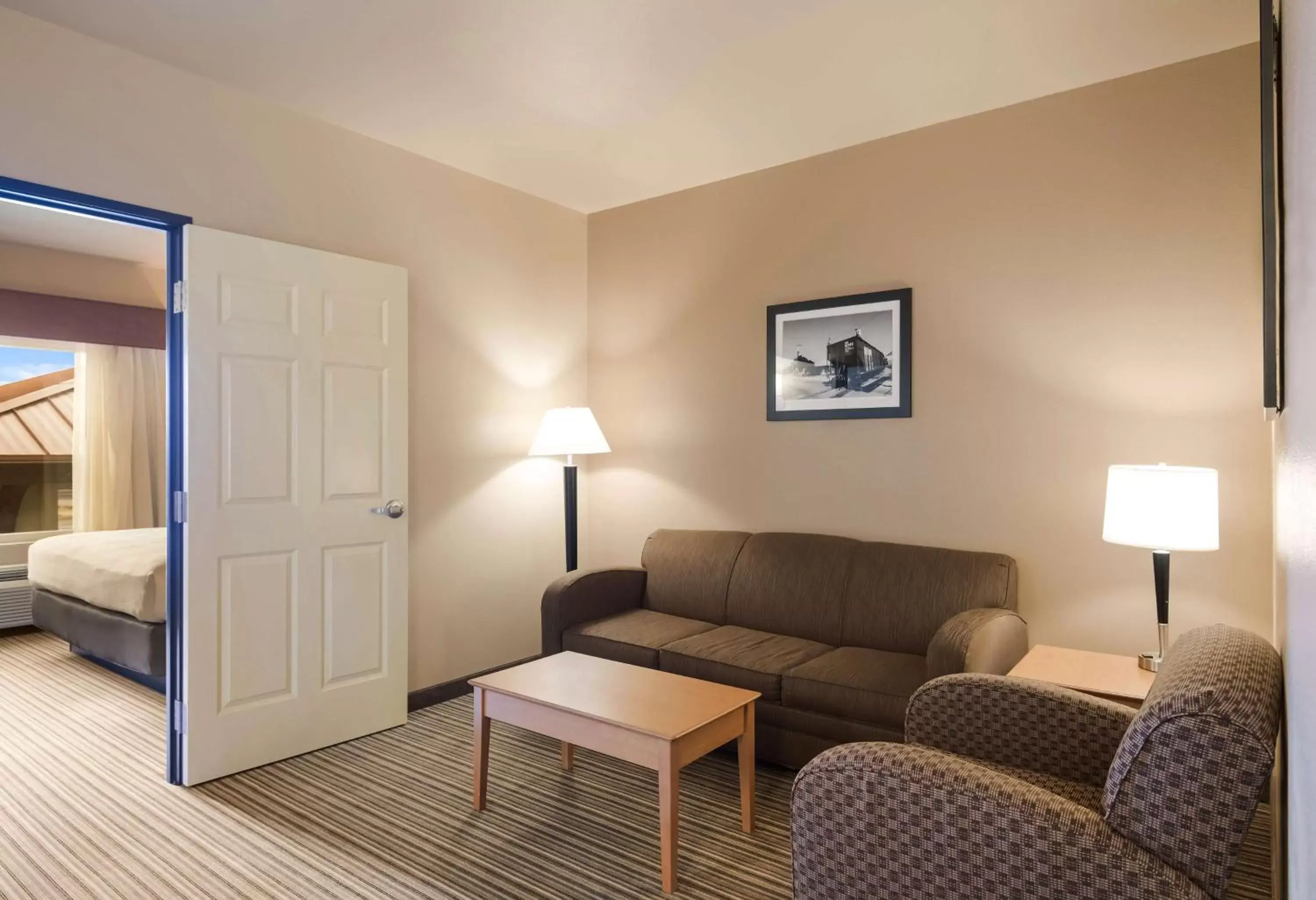 Bedroom, Seating Area in Best Western Shelby Inn & Suites
