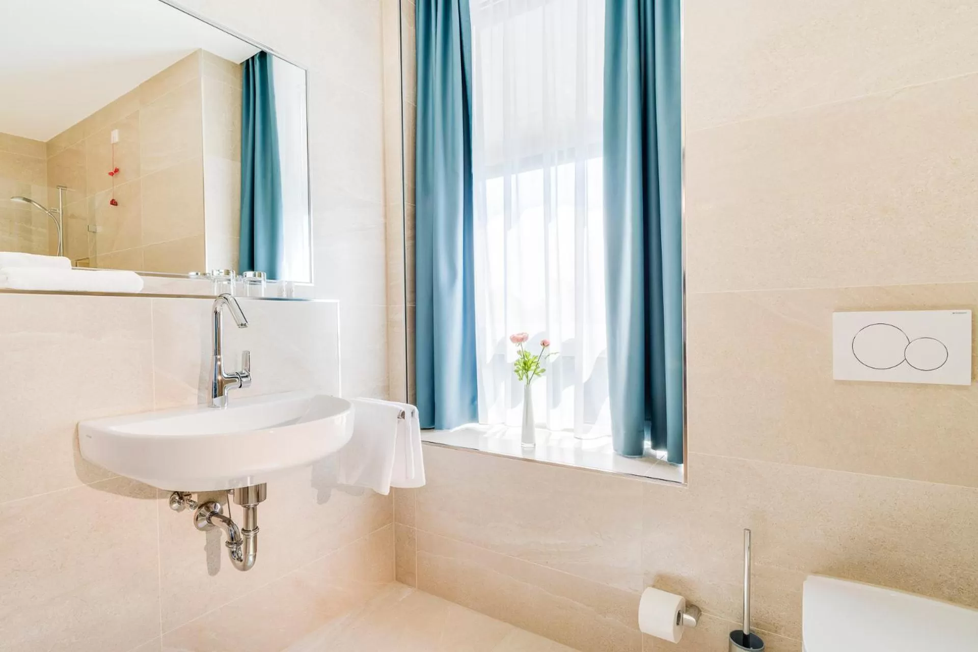 Bathroom in Hotel-Etage Apfelrot managed by Hotel Apfelbaum