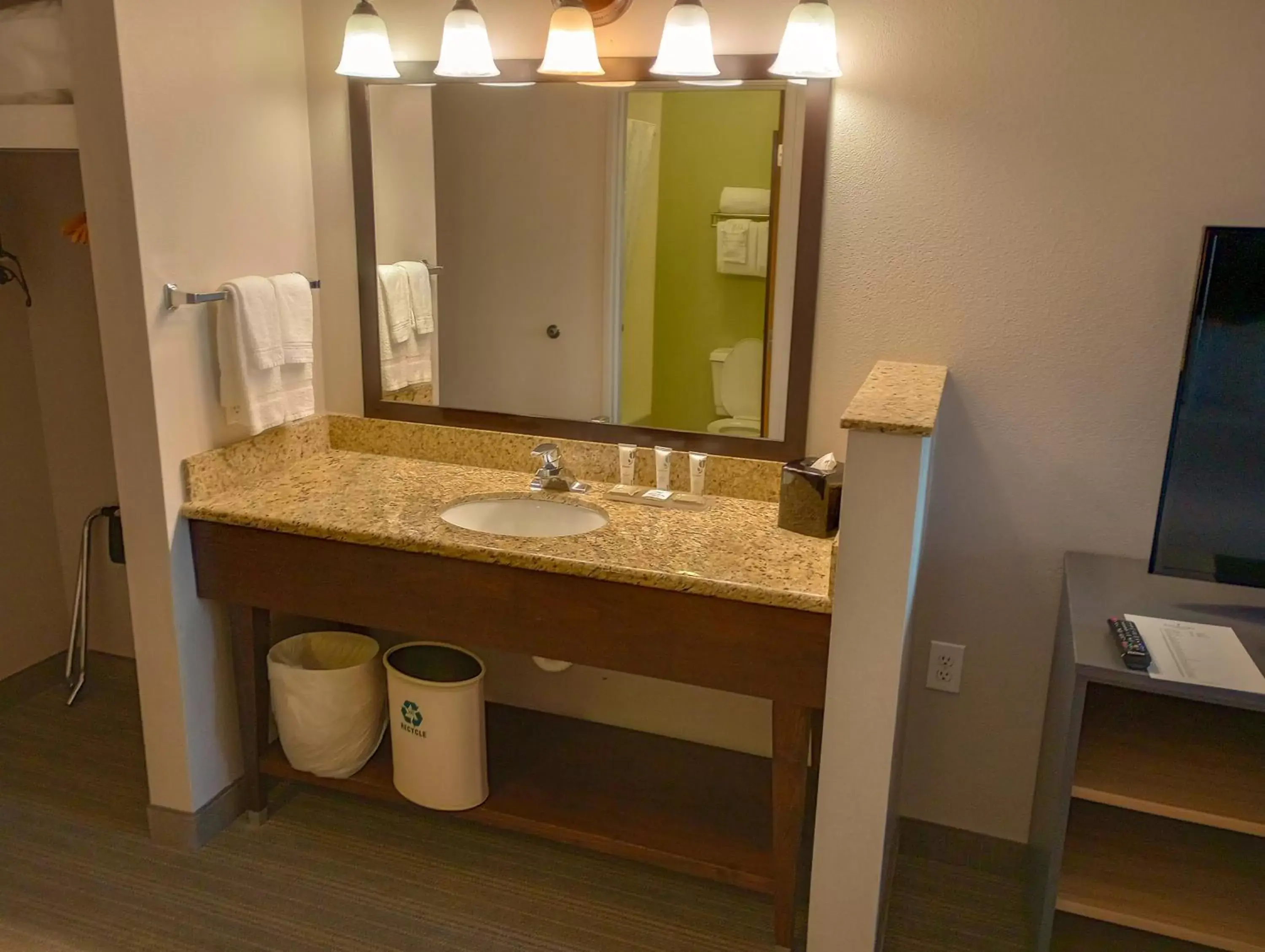 Bathroom in Country Inn & Suites by Radisson, Portland International Airport, OR