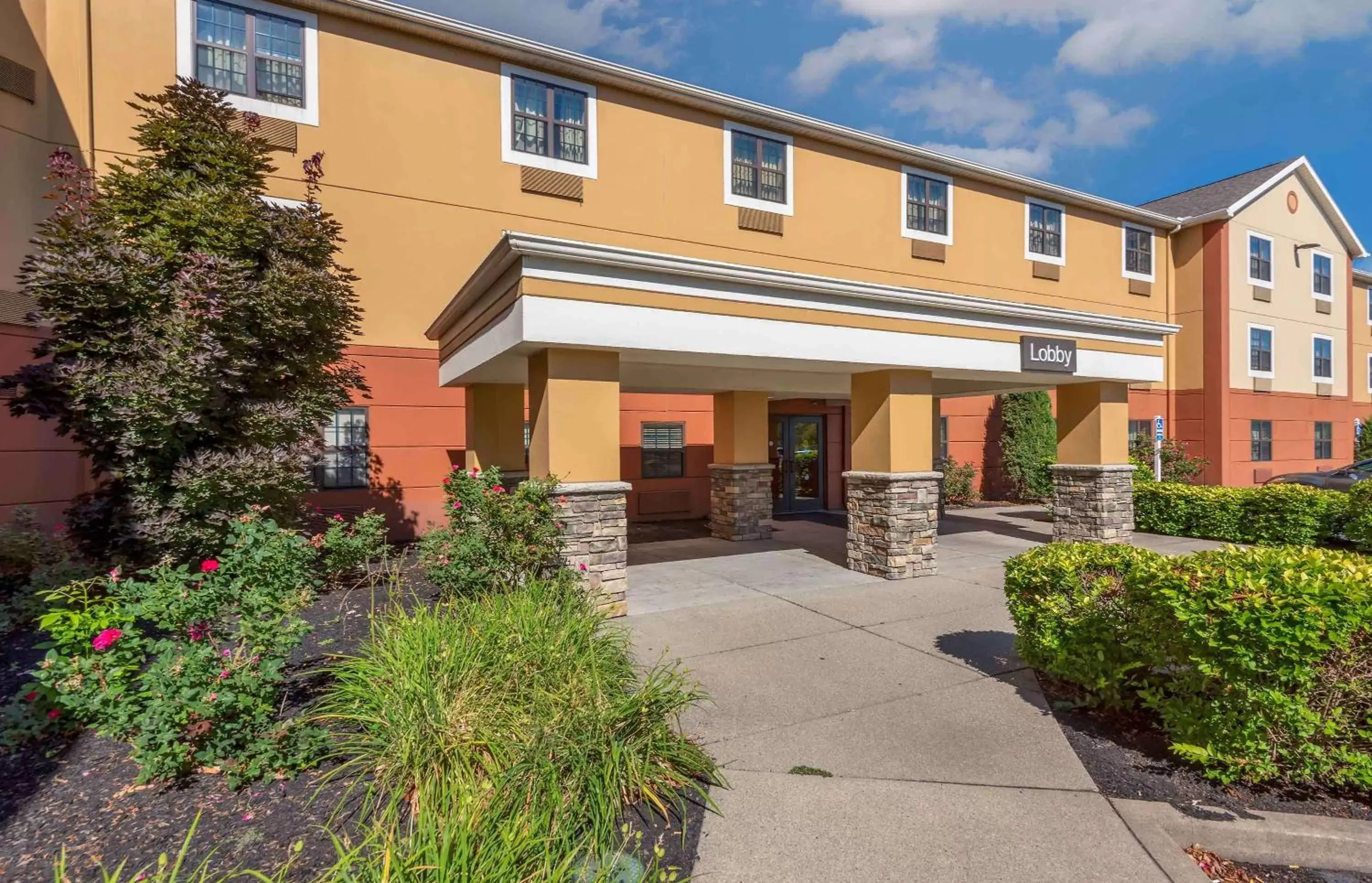 Property building in Extended Stay America Suites - Buffalo - Amherst Property building in Extended Stay America Suites - Buffalo - Amherst