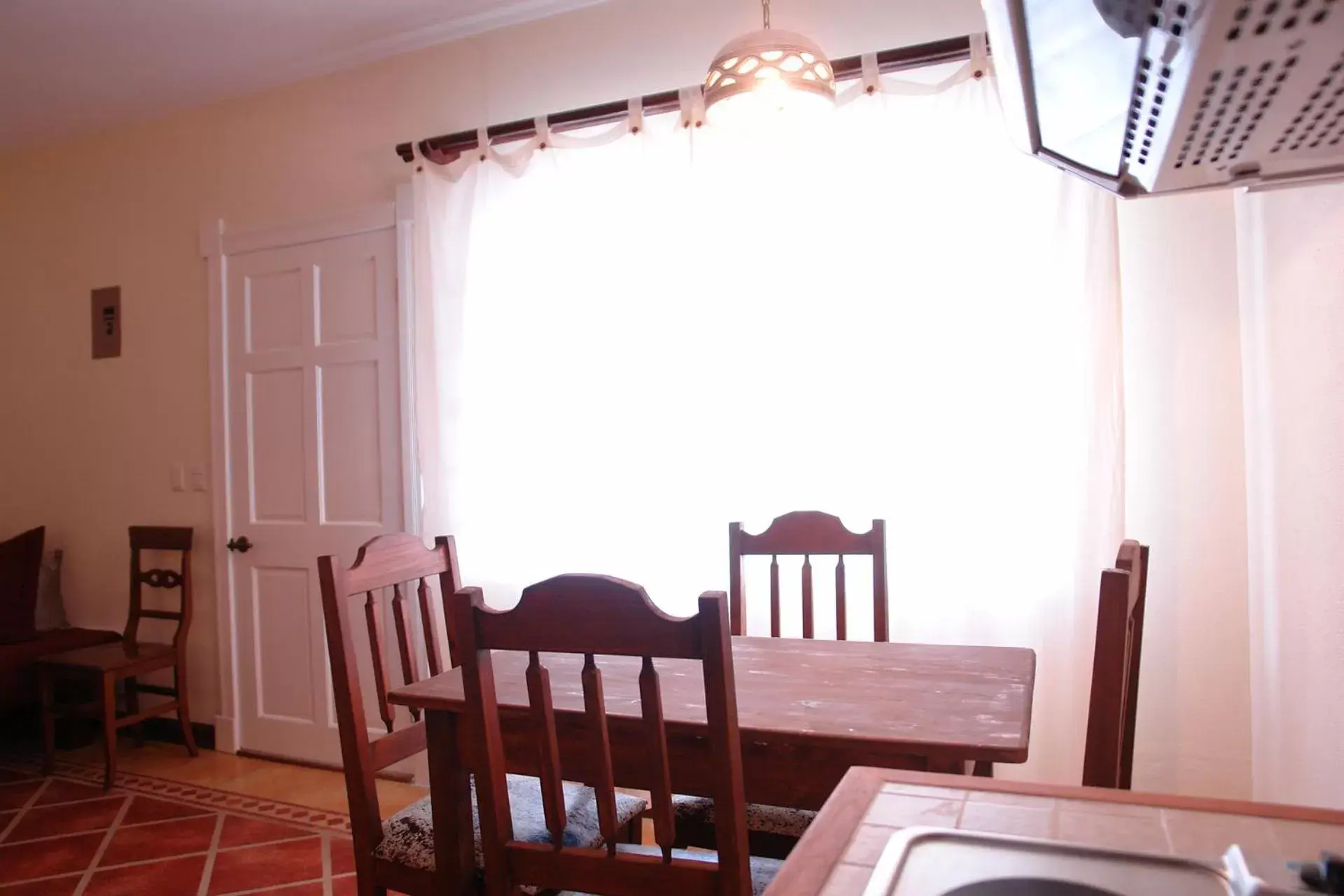 Kitchen or kitchenette, Dining Area in Hotel Luisiana