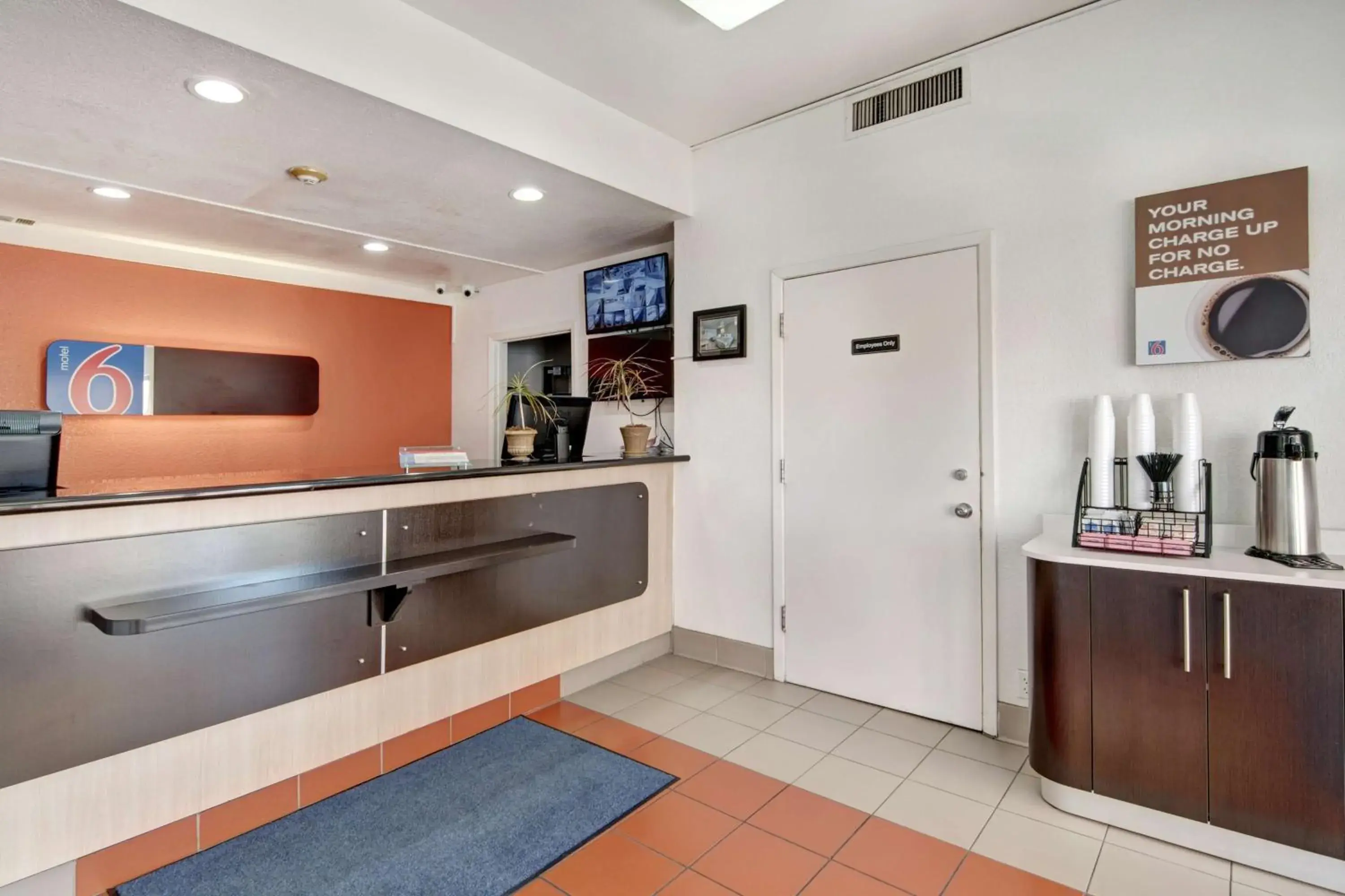 Communal lounge/ TV room, Kitchen/Kitchenette in Motel 6-Dallas, TX - Forest Lane