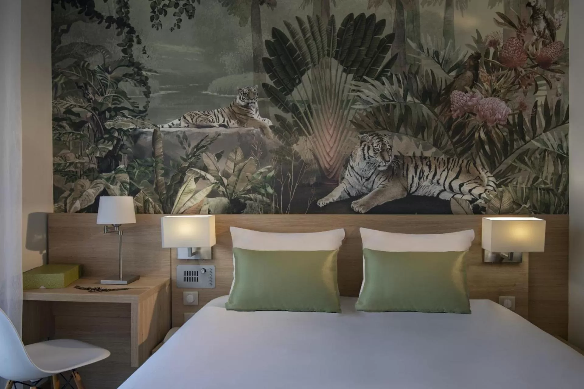 Bedroom, Bed in Hotel Chambord