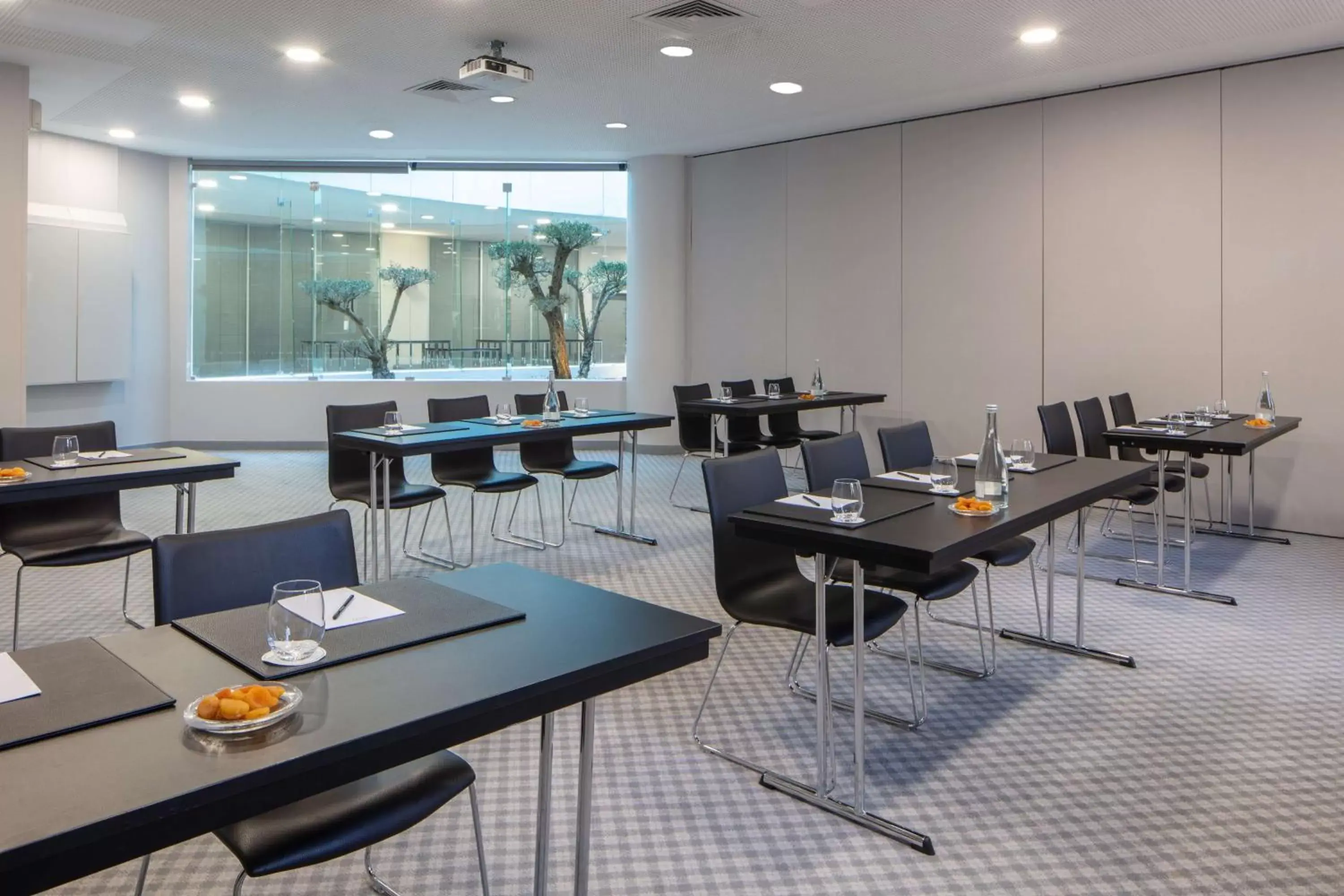 Meeting/conference room, Restaurant/Places to Eat in Tivoli Oriente Lisboa Hotel