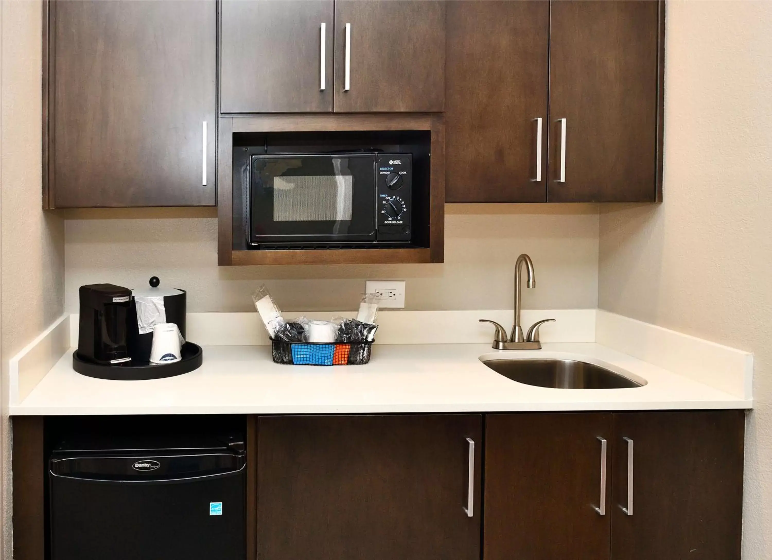 Photo of the whole room, Kitchen/Kitchenette in Hampton Inn Santee-I-95